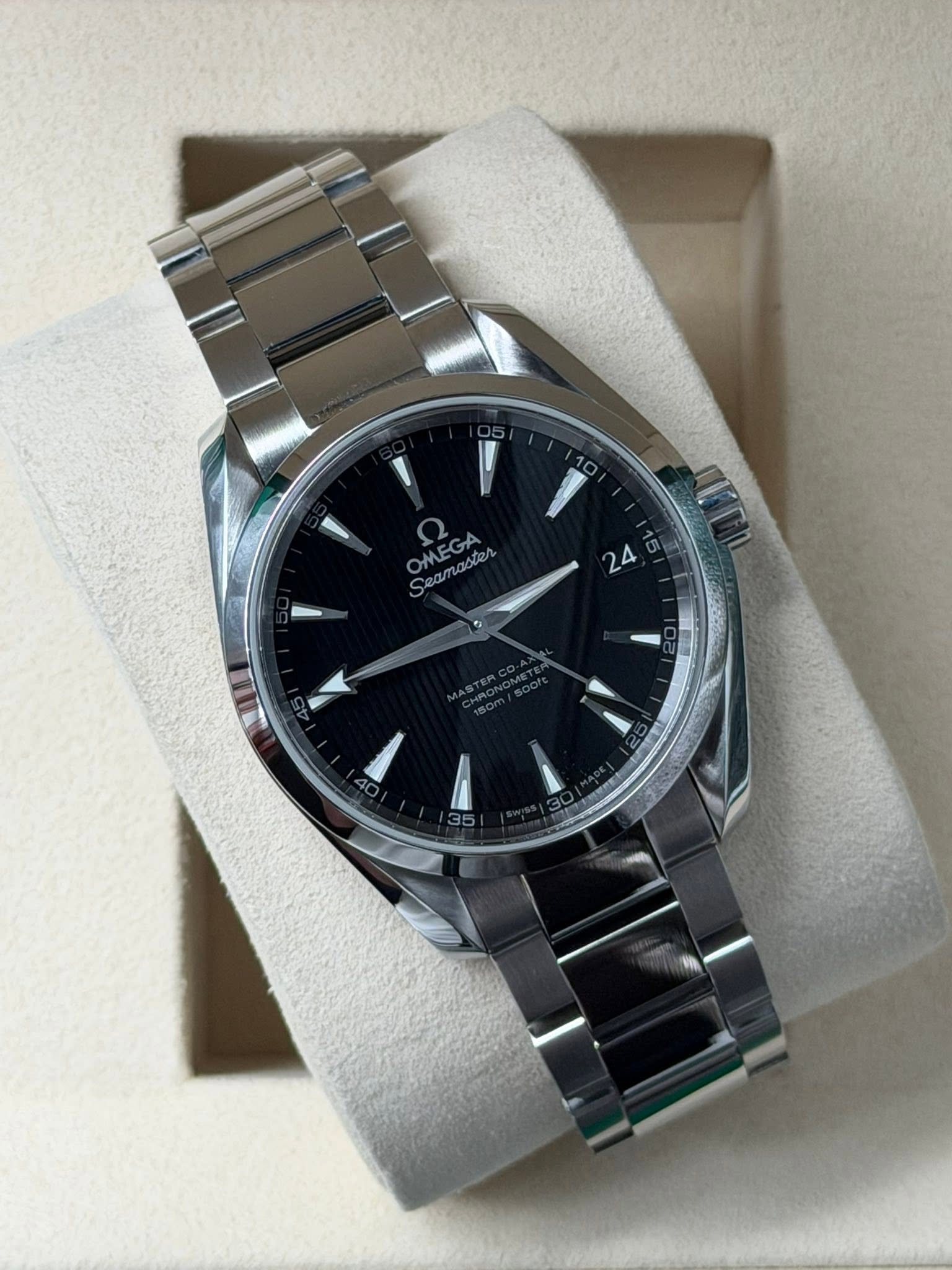 May be an image of wrist watch and text that says 'OMEGA Seamaster aer e .س 24'