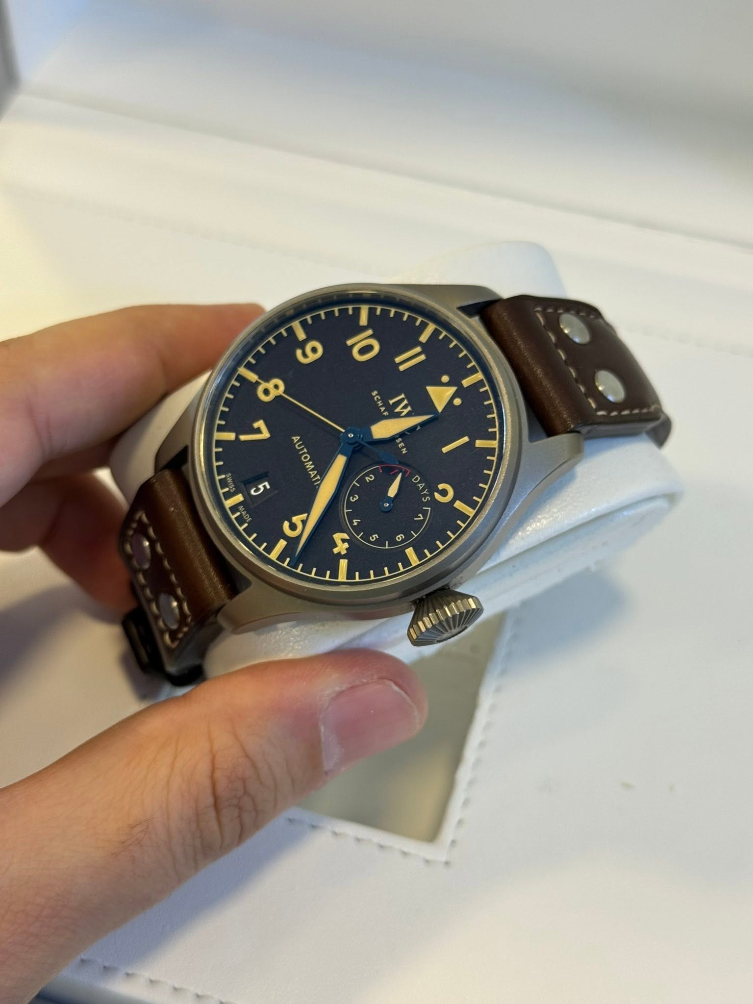 May be an image of wrist watch and text that says '0 و က и ی UTOMAT ک 2 س 8 &'