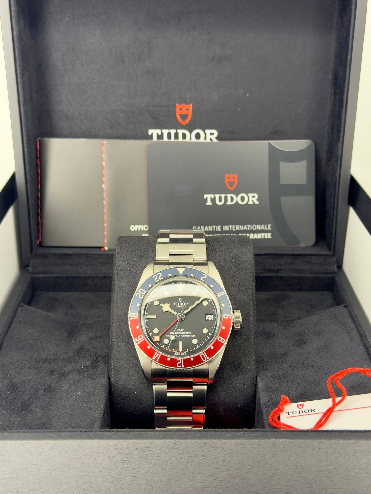 May be an image of wrist watch and text that says 'TIDOR TUDOR OFFICI CARANTIEINTERNATIONALE GARANTIE INTERNATIONALE *SRANTEE 巴 הסנוז 18 26 D 6 II 16 лblT_ 福肉 H 王 8 10 12…