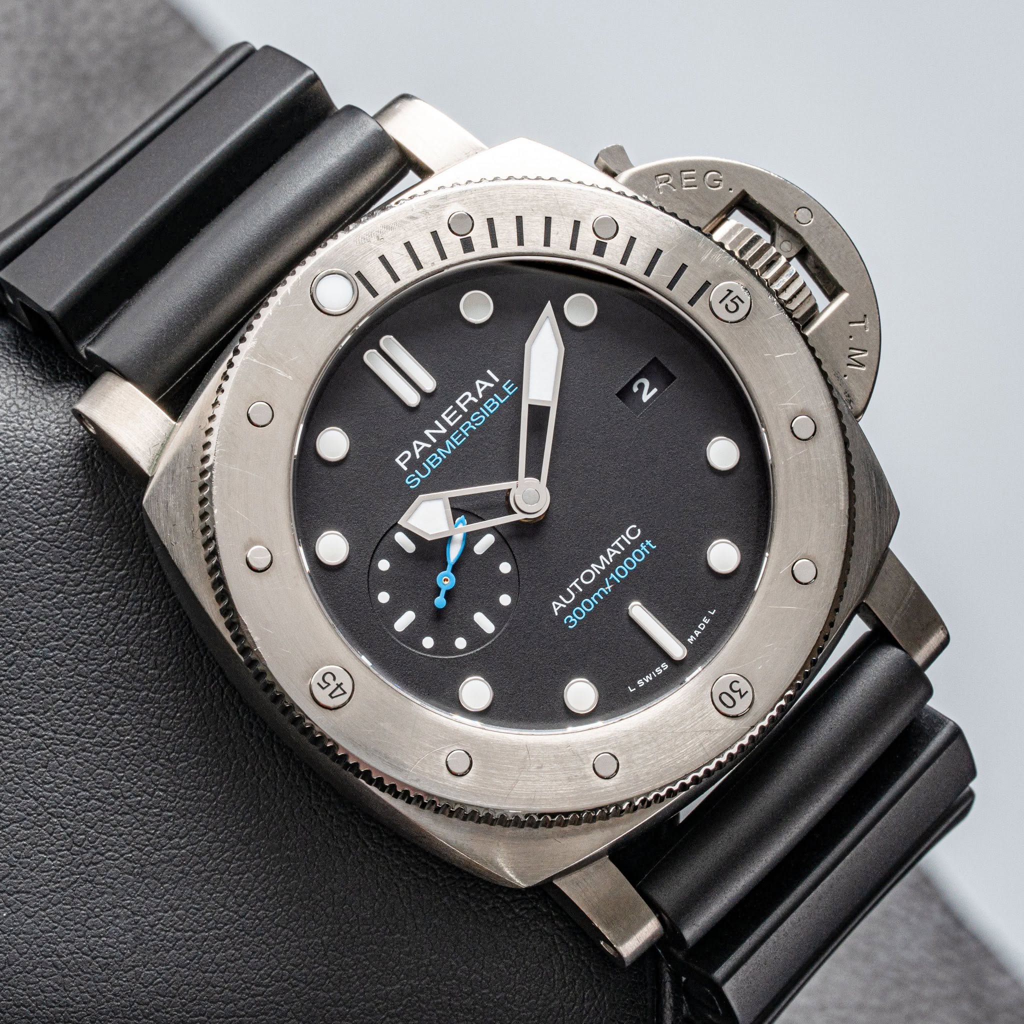 May be an image of wrist watch and text that says 'REG. מקנחו! 15 T.M. o 2 Οι II PANERAI SUBMERSIBLE SIBLE AUTOMATIO 300mx10 300 O0Oft P CV MADEL 愛好修系 00 o O'