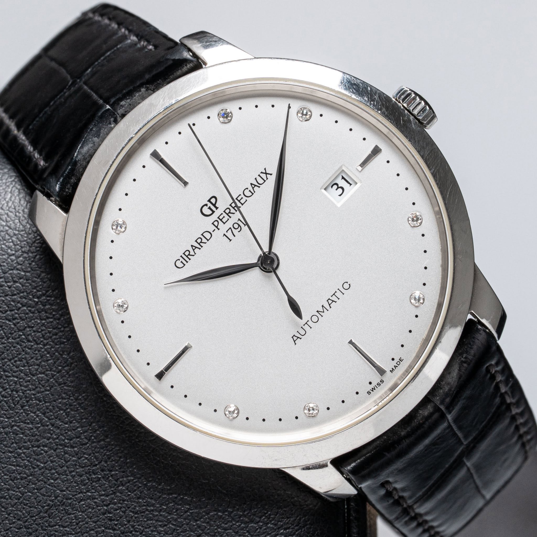 May be an image of wrist watch and text that says '10Ο000Ι 31 GIRARD-PERFEGAUX GIRARD-PERRE GIRARD 1791 GP RD-PERREGAUX EGAUX ටි A AUTO AUTOMATIO MADE SWISS'