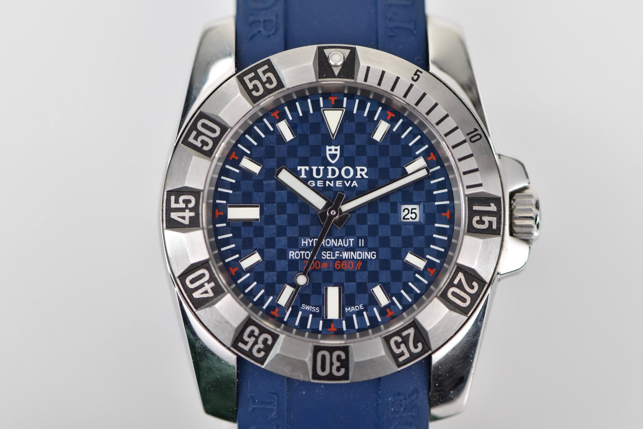 May be an image of wrist watch and text that says ' TUDOR GENEVA 45 25 YYH RONAUT ΗΥΓΛΟΝΑΟΤΙΙ Ⅱ ROTO SELF SELF-WINDING 15 للللا SWISS MADE ΟΣ'