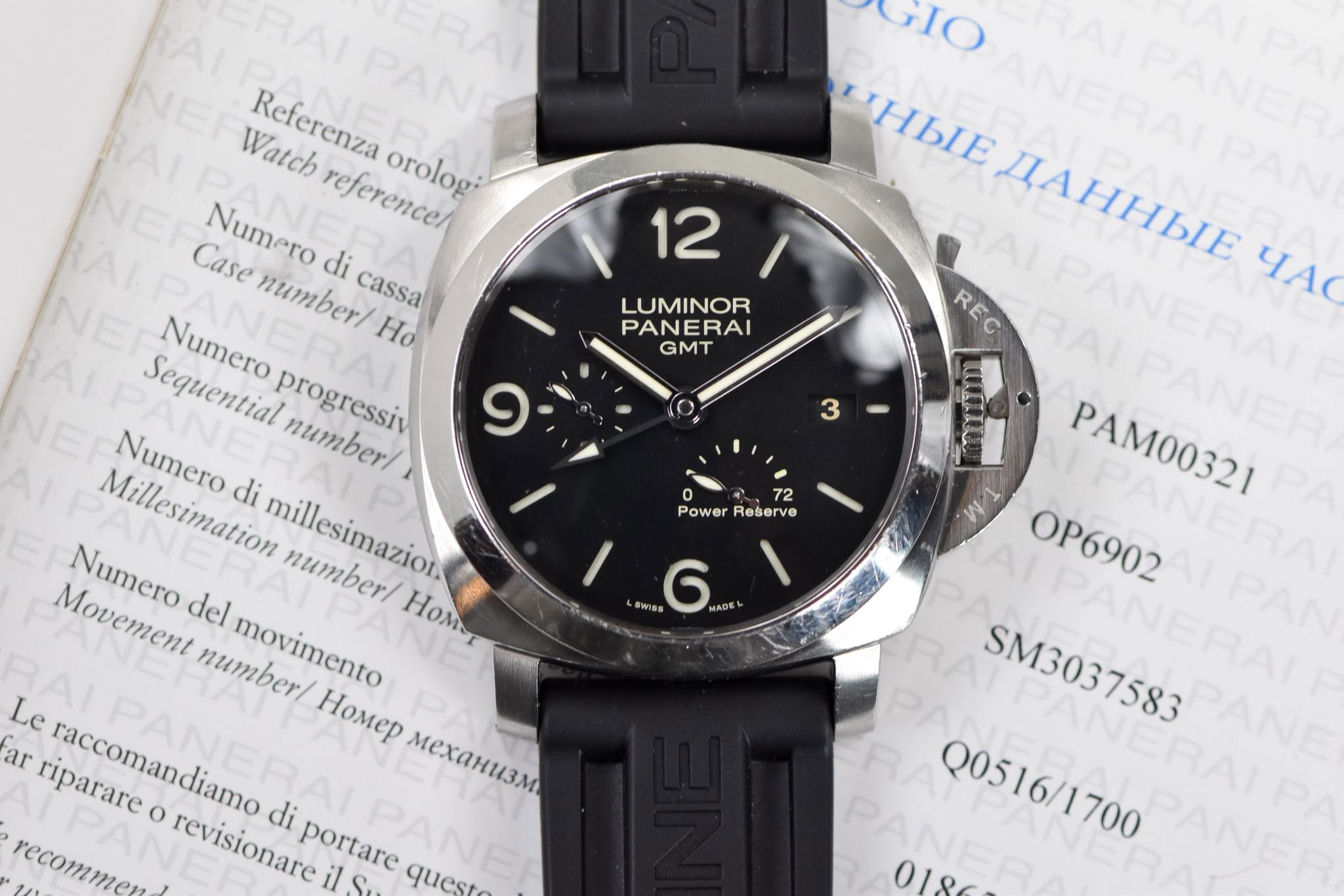 May be an image of wrist watch and text that says '12 AGIO KTHblE AAHHblE 4AC REC LUMINOR PANERAI GMT و 3 Watch Referenza Case Numero PANERA di reference/ orologi number/…