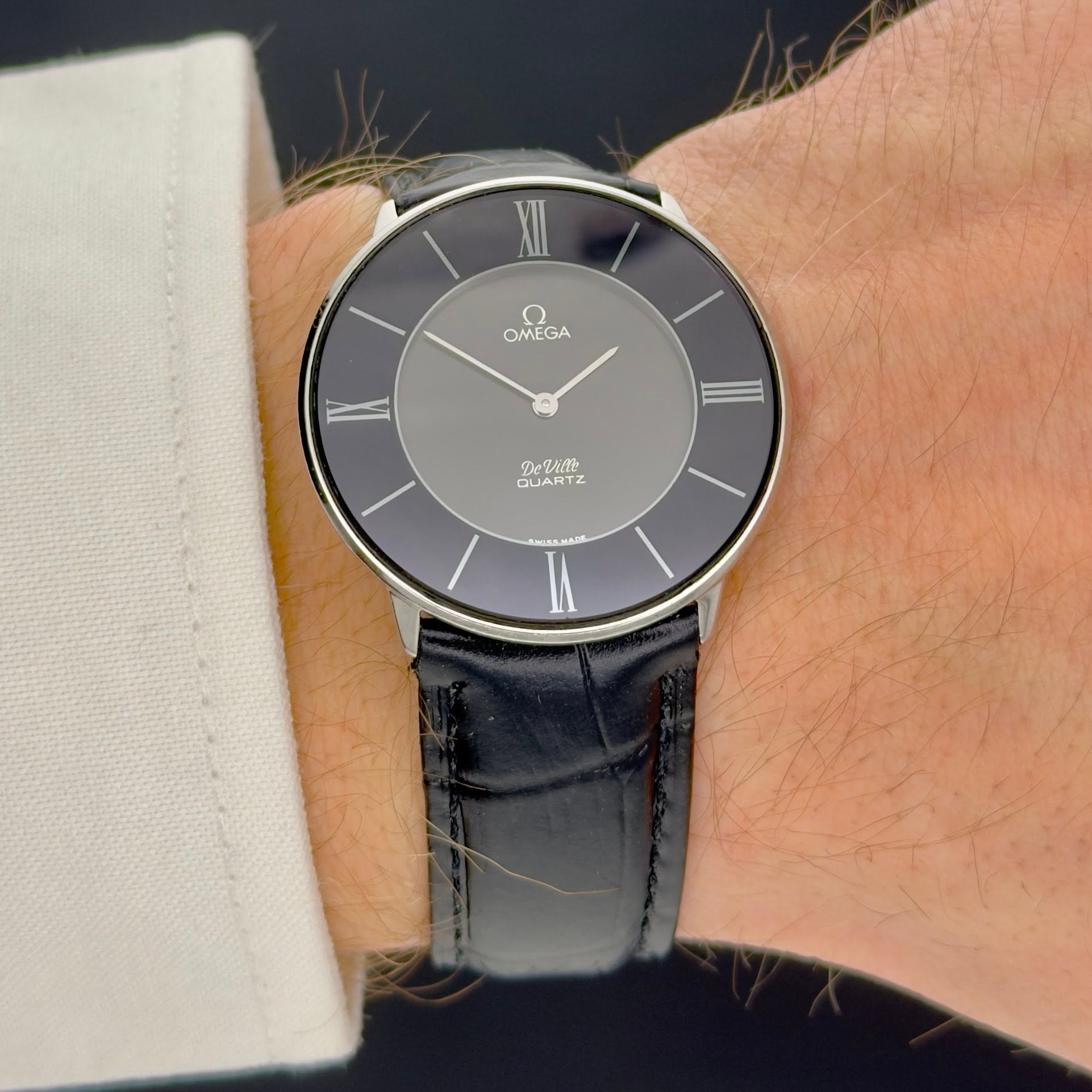 May be an image of wrist watch and text that says 'ဂ OMEGA QUARTZ QUARTZ DeVile'