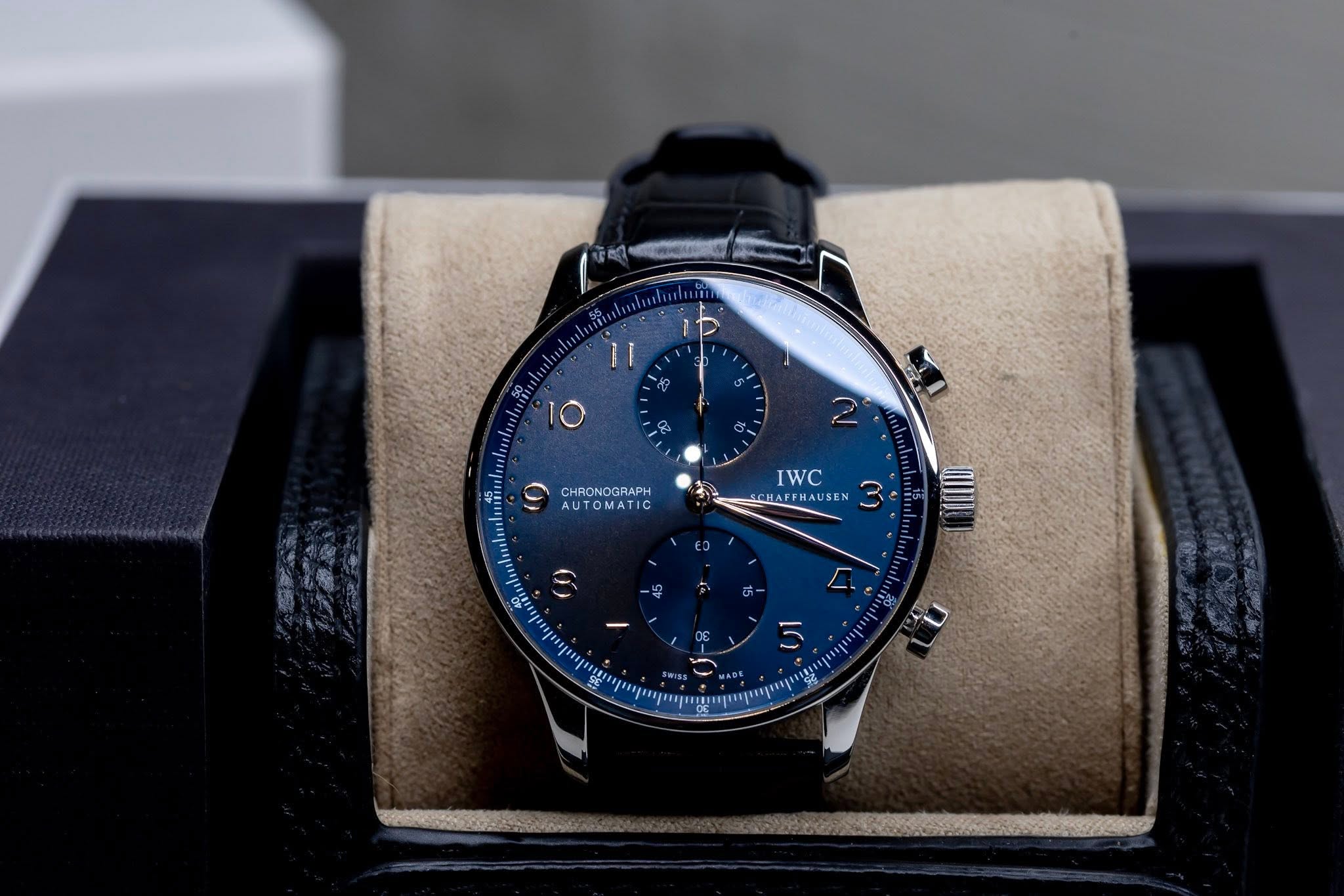 May be an image of wrist watch and text that says '11 10 CHRONOGRAPH CHRONOGRAPH IWC CHAFEHAUSEN 5'
