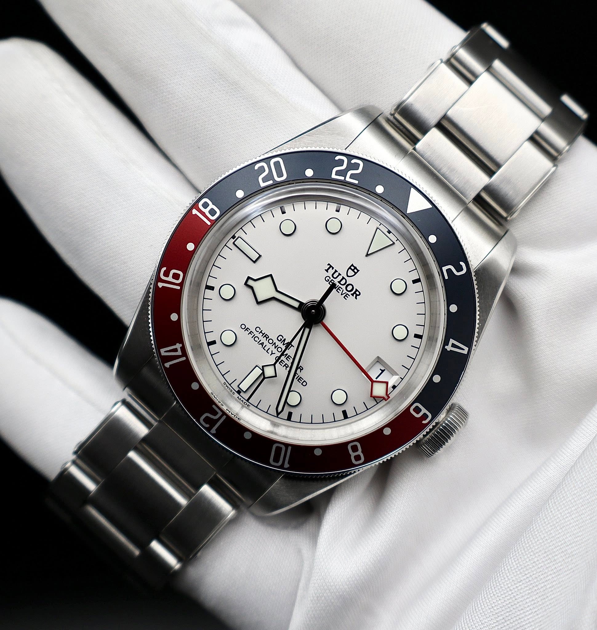 May be an image of wrist watch and text that says '20 22 O 18 • l' 16 O GELOD UDOP Or Ge TUN 円 EVE OR E 2 o - OF EECMRONC CHRONG GM GM FICION CIALEN CUNG M ER ER IED ED 4 ・ V O'
