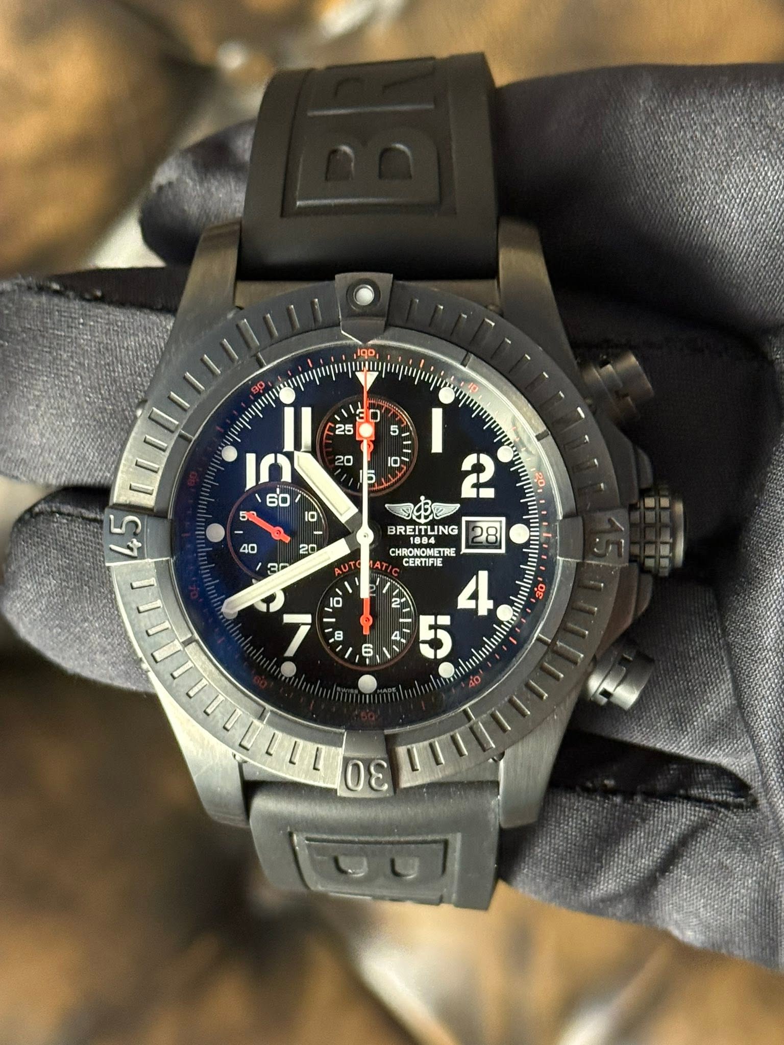 May be an image of wrist watch and text that says ' ሀ 3P 20 μαωημααιoιo 0 5 I 2 See BREITUNG EITU BREI ITUNG HUNG NG CHRONOMETRI CERTIFIE 2" AU '