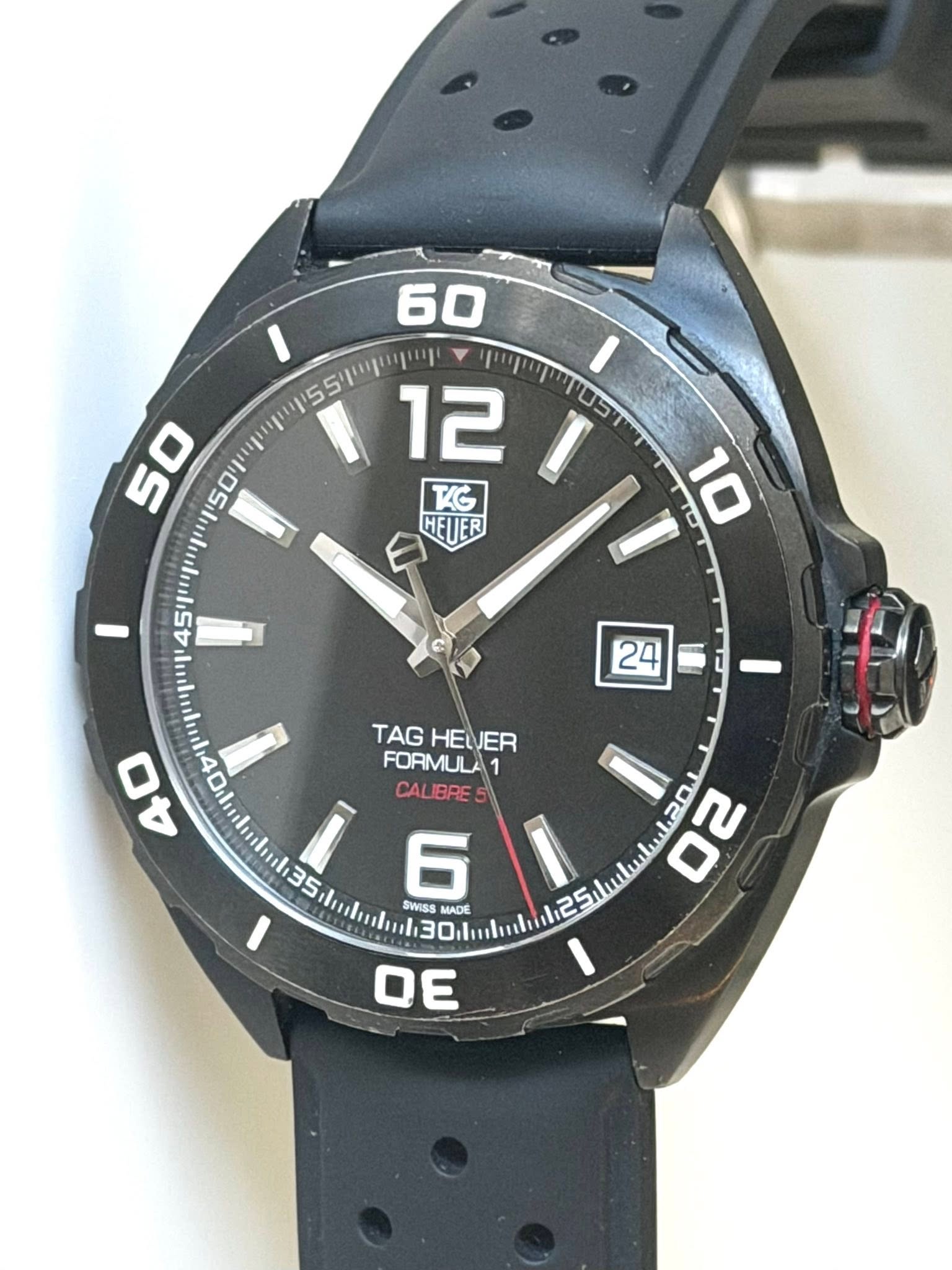May be an image of digital watch and text that says '60 50 12 I TAG HEUER 10 10 24 TAG HELVER FORMULA 1 CAL ALIBRE JBRE ORE SWISS MADE う ጣ m'