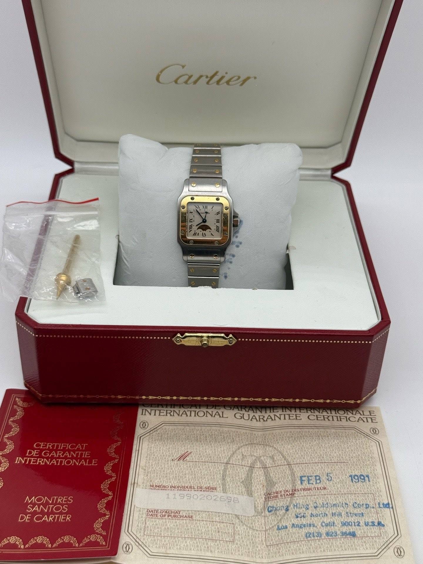 May be an image of wrist watch and text that says 'Cartier 김재 CERTIFICAT DEGARANTIE INTERNATIONALE INTERNATIONAL GUARANTEE CERIIFICATE 0 MONTRES SANTOS DE CARTIER MAMERO MMEO…