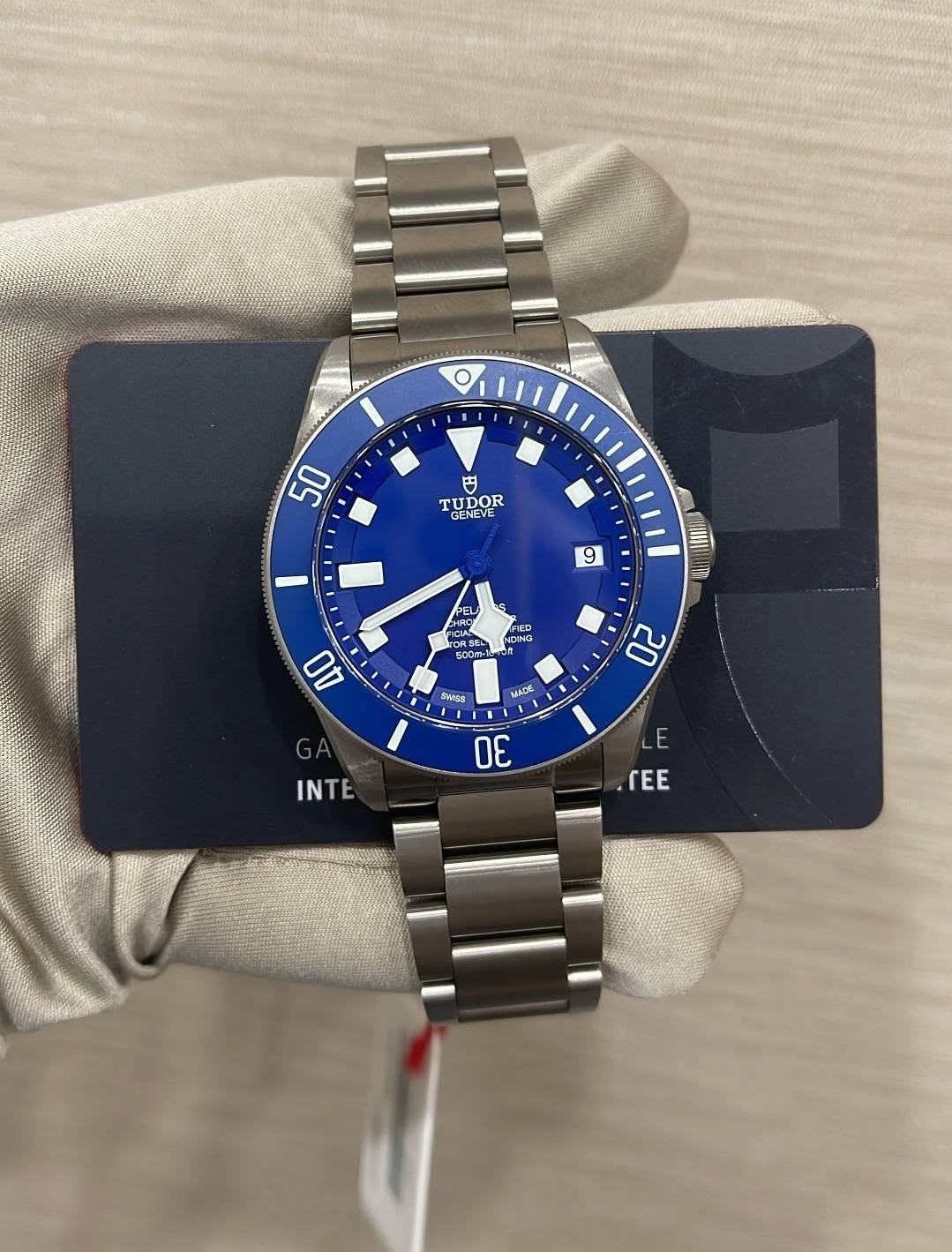 May be an image of wrist watch and text that says '50 円 TU IIDOR DOR TLNENE TUDO GENEVE 9 9 FIED FIED CING 500 00m- AO 8んの MAAb 20 INTE σε く T TEE'
