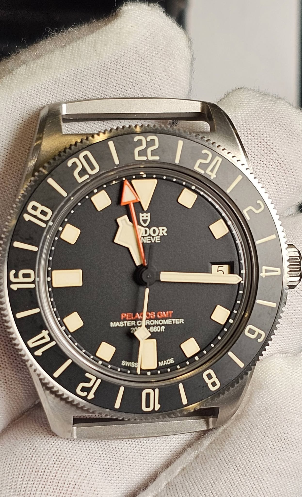 May be an image of wrist watch and text that says '22 I 24 2 DOR NEVE 5 20 I 18 I 16 · I 14 I 12 I οι 4 PELA PELACOSGMT OS GNT MASTERO MASTERCRONOMETER RONO RONOMETER 20 -660f…