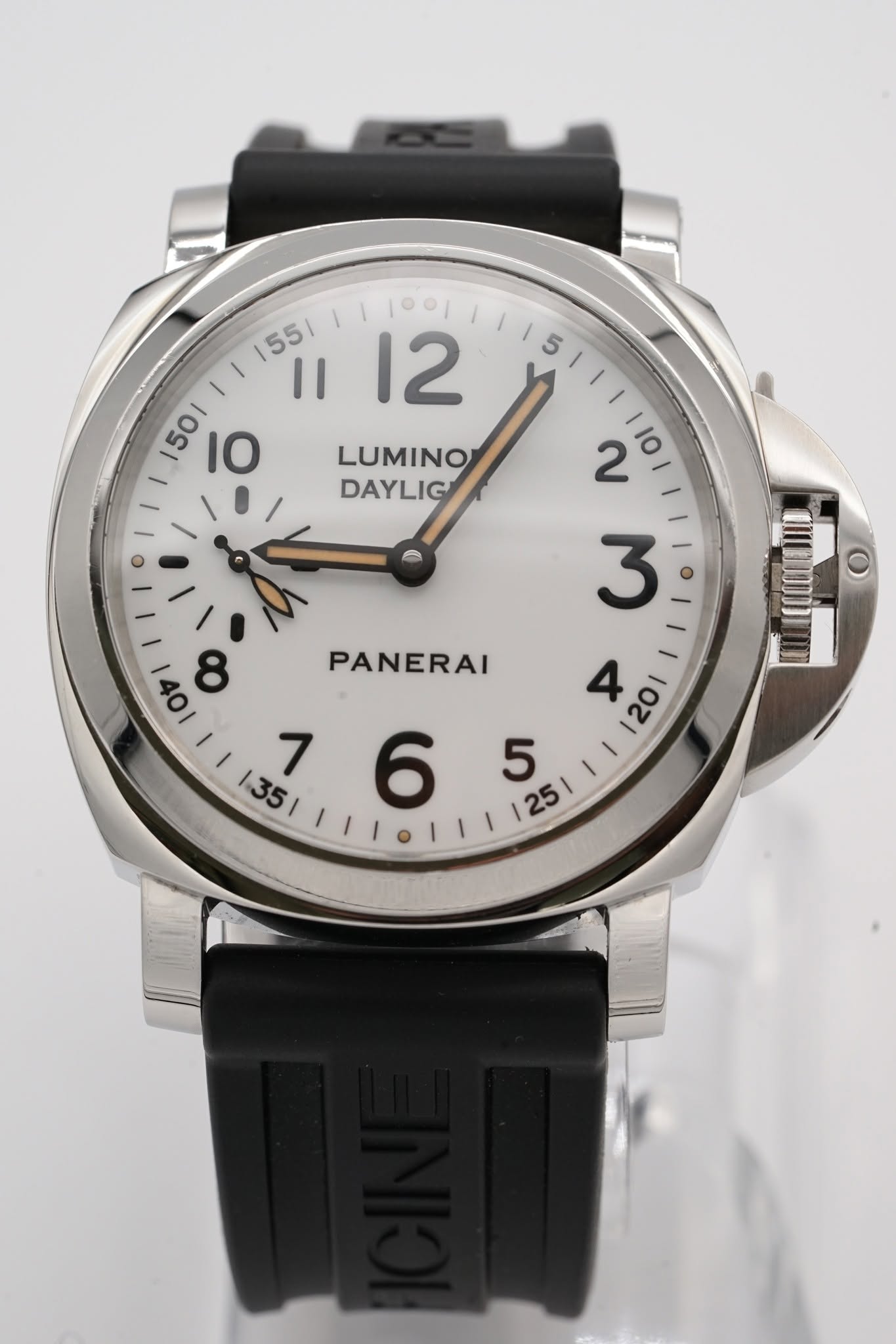 May be an image of wrist watch and text that says '100| 12 155/ I 11 50| IO LUMINO DAYLIG 2 10 PANERAI 04 8 7 မန 135 นนมาก่ 3 又 '