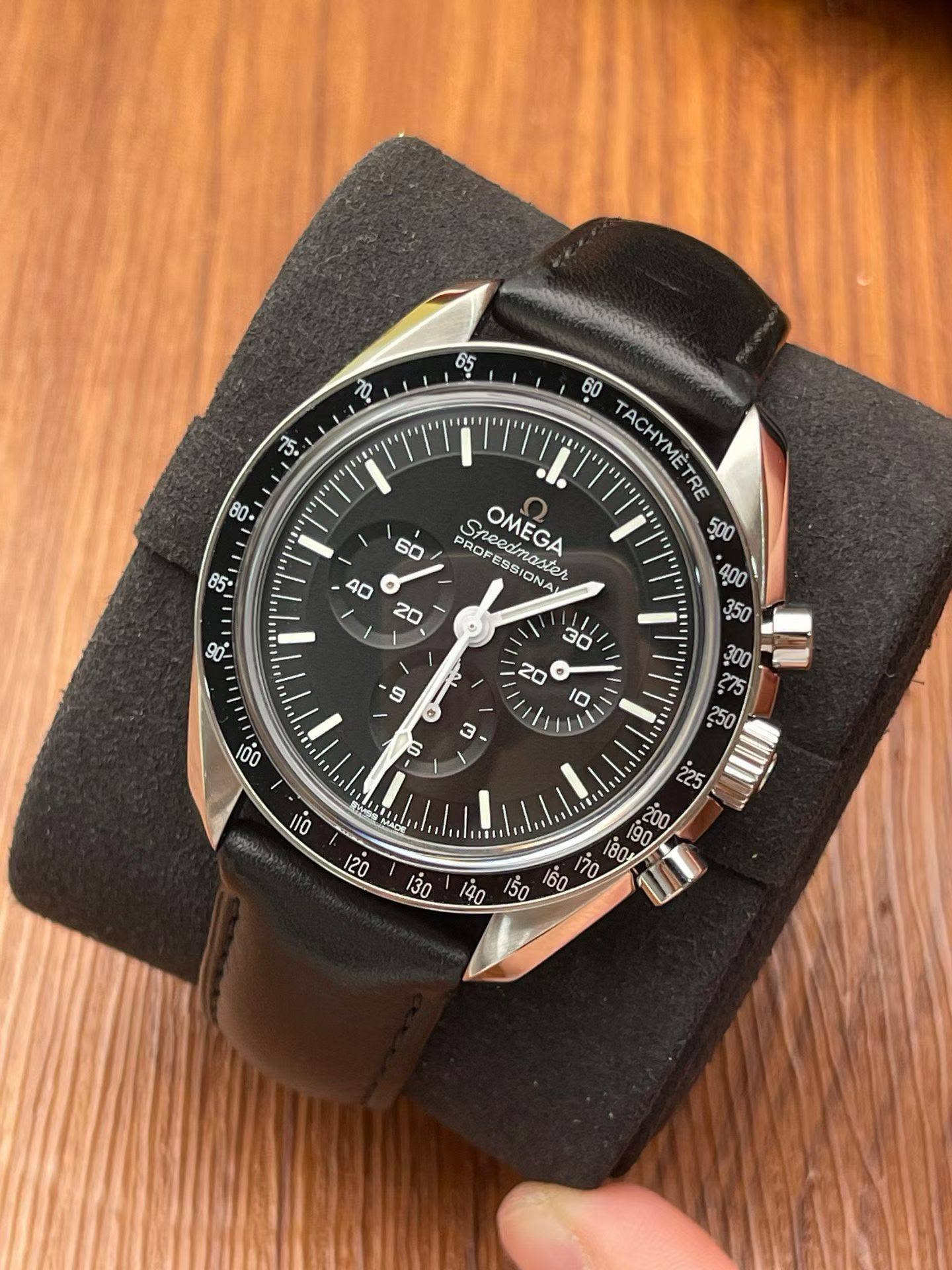 May be an image of wrist watch and text that says '65 ਏੇ أب 80 8 60 4D 20 ጌ8 60 TACHYMÈTRE S Speedmasi PROFESSIC ccedmaster SSIONA OMEGA 500 PROFERender 3pH 400 හී 300 નર ខាំ M…