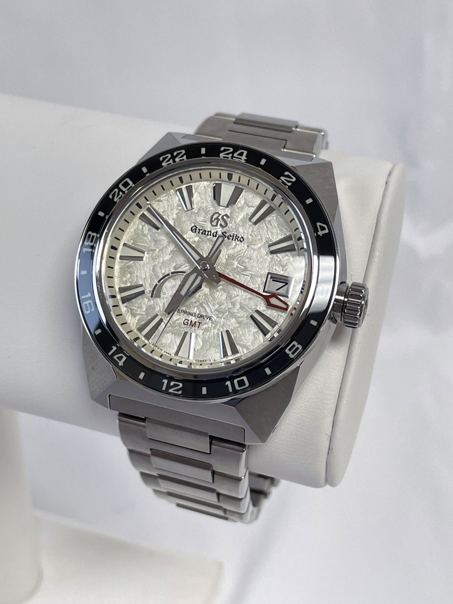 May be an image of wrist watch and text that says '24 ! 22 210 2 GS Grand GrandSeiko ndk eiko 4 II II 9 יס SPRNEDRIY GMT LD 4 I O 2'