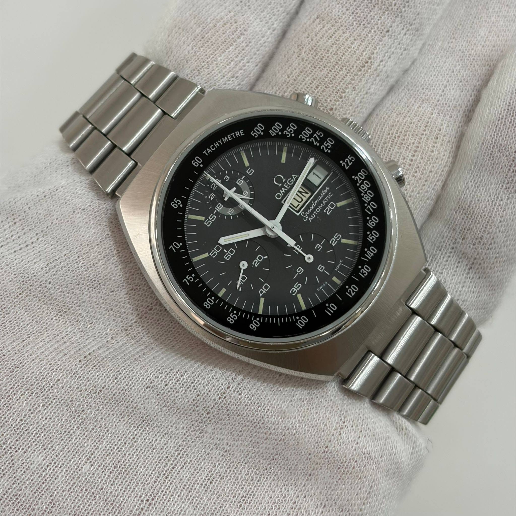May be an image of digital watch and text that says 'METRE S 60 munr 5 ۲ 225 e م OM ILUN LUN MEGA TIC CALeR II'