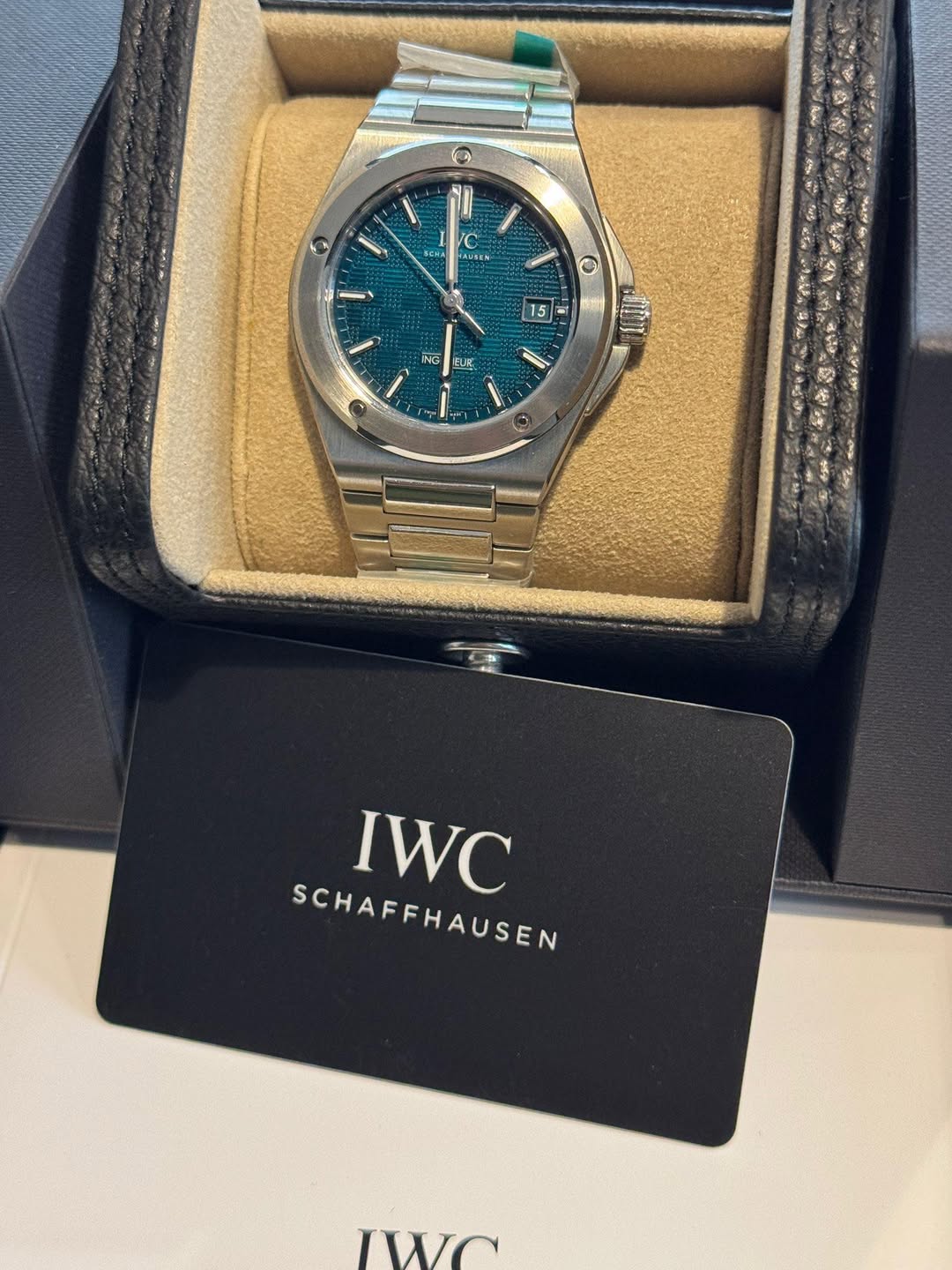 May be an image of wrist watch and text that says 'BEHA BEmA AUSEN 15 ING r: 5w ο IWC SCHAFFHAUSEN TIC'