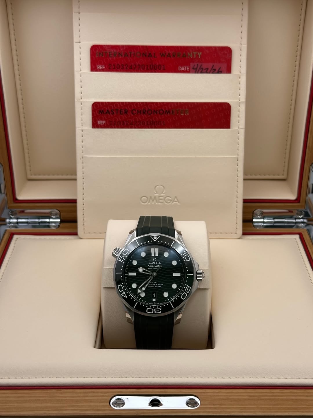 May be an image of wrist watch and text that says 'DATE 2 OMEGA 職 50 س OMEGA ಶ್ಅ 10 M. 0'