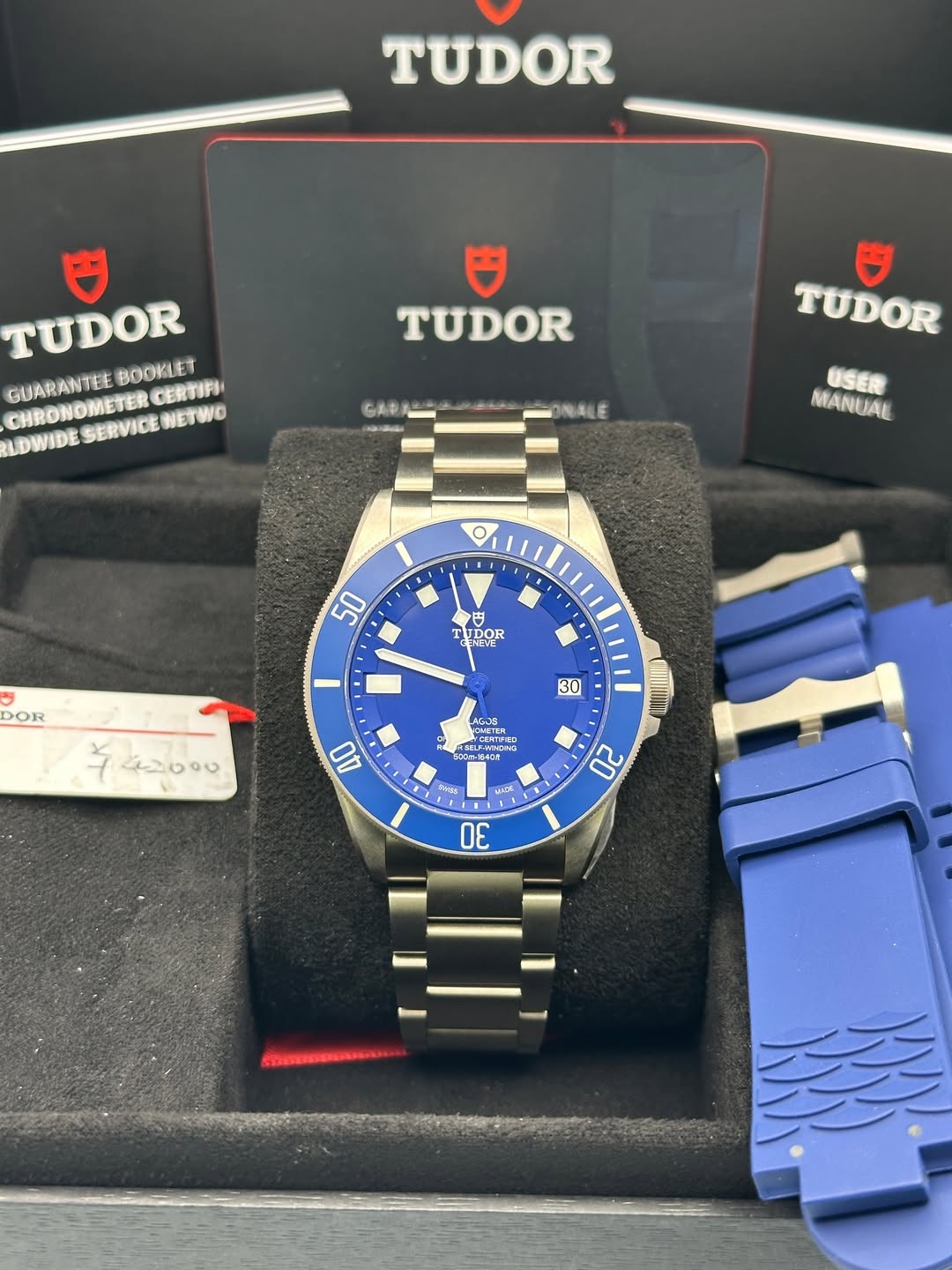 May be an image of wrist watch and text that says 'TUDOR TUDOR B GUARANTEE GUARANTEEBOOKLET TEE CERTIFI LDWIDESERVICENETWO CHRONOMETER LDWIDE SERVICE WETWO TUDOR GAP TUDOR DNALE…