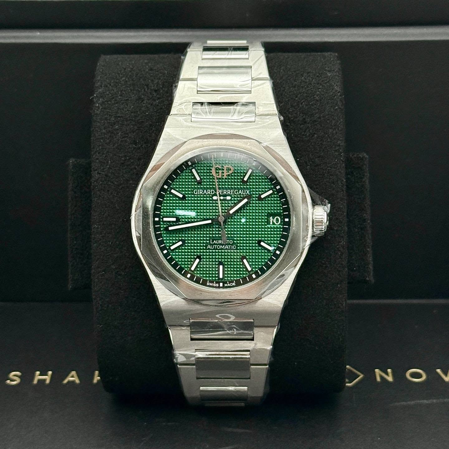 May be an image of digital watch and text that says '中 / GIRARD ERREGAUX 10 LAUR T d F I máSI ADK SHAI S >NO N'