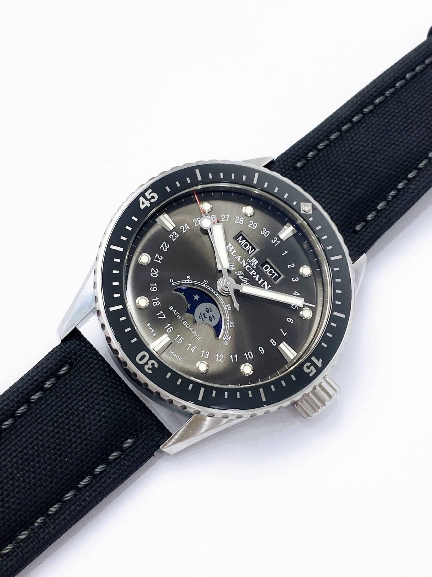 May be an image of wrist watch and text that says ' OCT 2 taxr BLANCPAIN BLA MON 30 30 Fatho ANCPAIN ل BATbl BP か SWiSS 16 SC 15 PHE 30 MADE 미운 V ١ ထ 9 S 10 15'