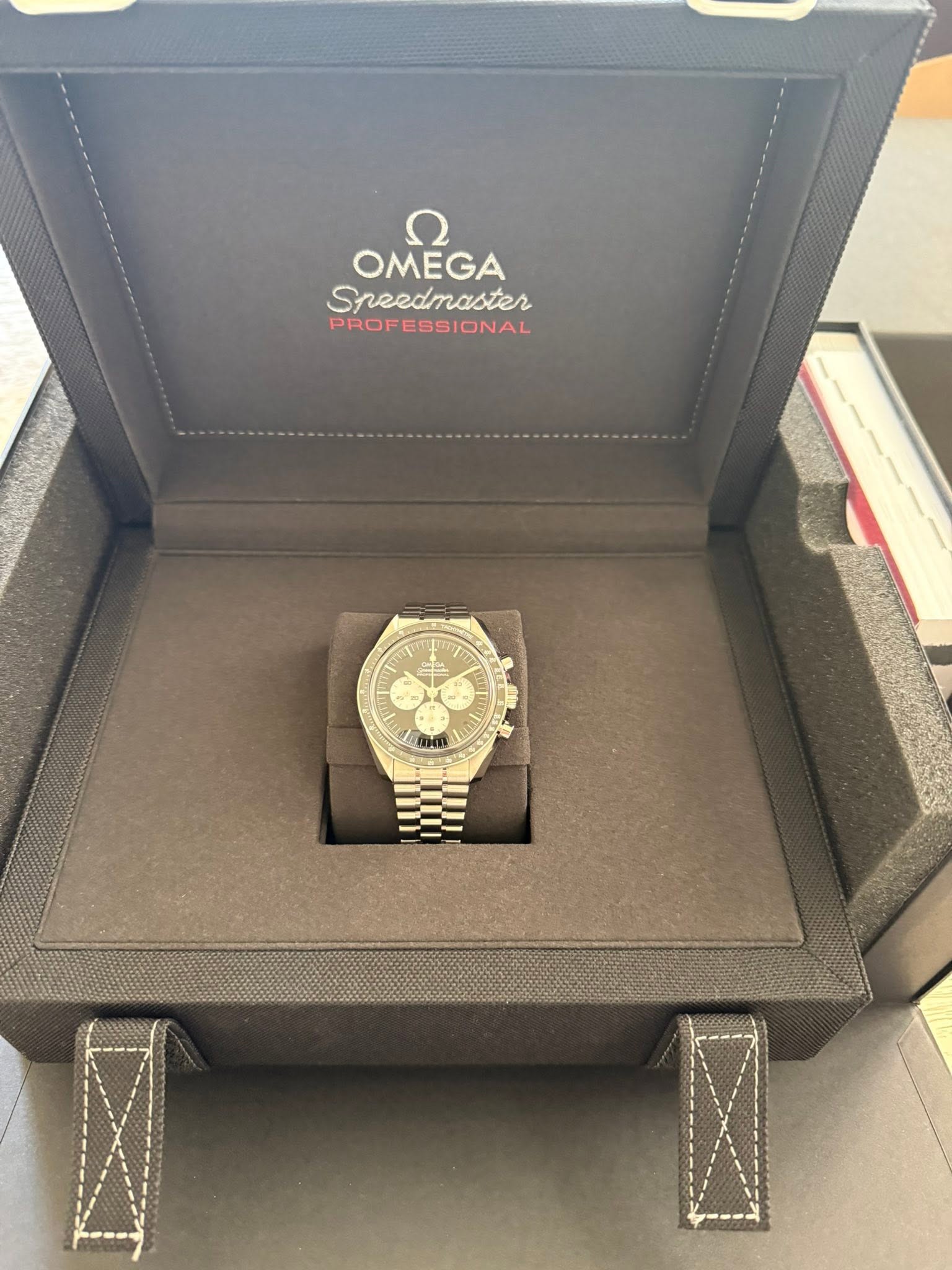 May be an image of wrist watch and text that says 'OMEGA Speedmaster PROFESSIONAL T7H ነር TV הלומון D a 복 TU 生 0 A A A វ'