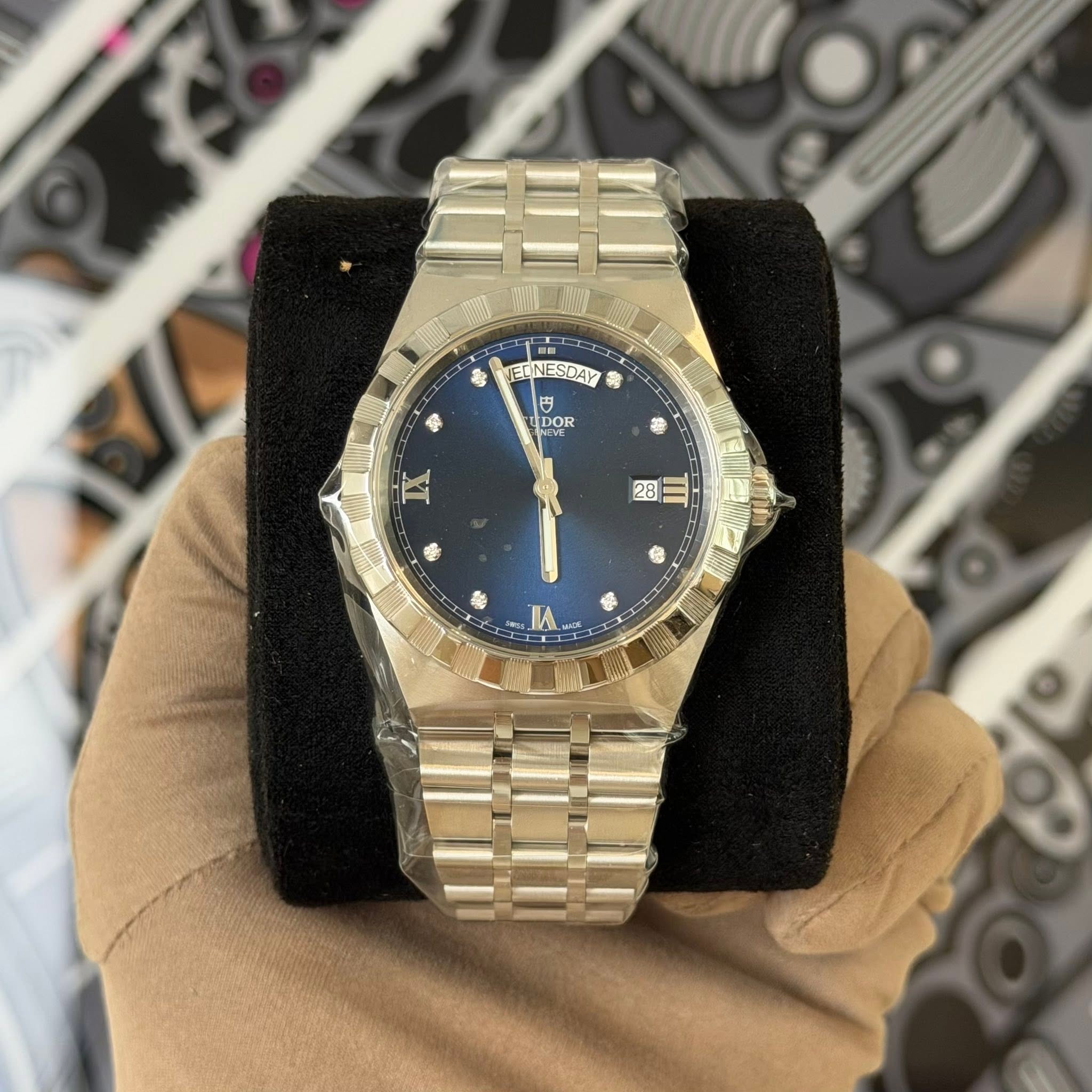 May be an image of wrist watch and text that says 'EONESDAY NESDAY 円 DOR 28 28 총 M'