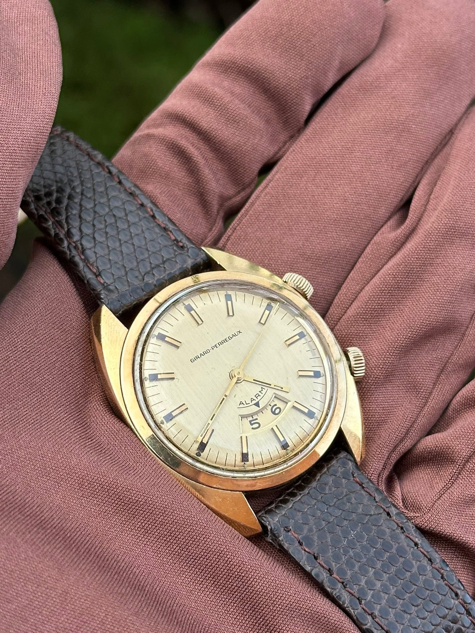May be an image of wrist watch and text that says 'ERREGAUX SAUX ERRI GIRARD- GIR ARD QUI AL ARM RM M 6 5'