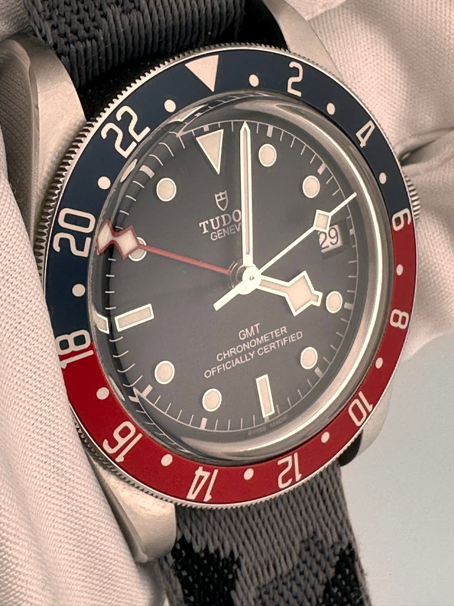 May be an image of wrist watch and text that says '2 22 4 TUDO GENEV GENEV 20 ወ 29 B 8 OFFICIALLYCETER GMT CHRONOMETER FEICIRONOMETER CERTIFIED CERTIFIED ED OFFICIALLY CERTIF 16 10…