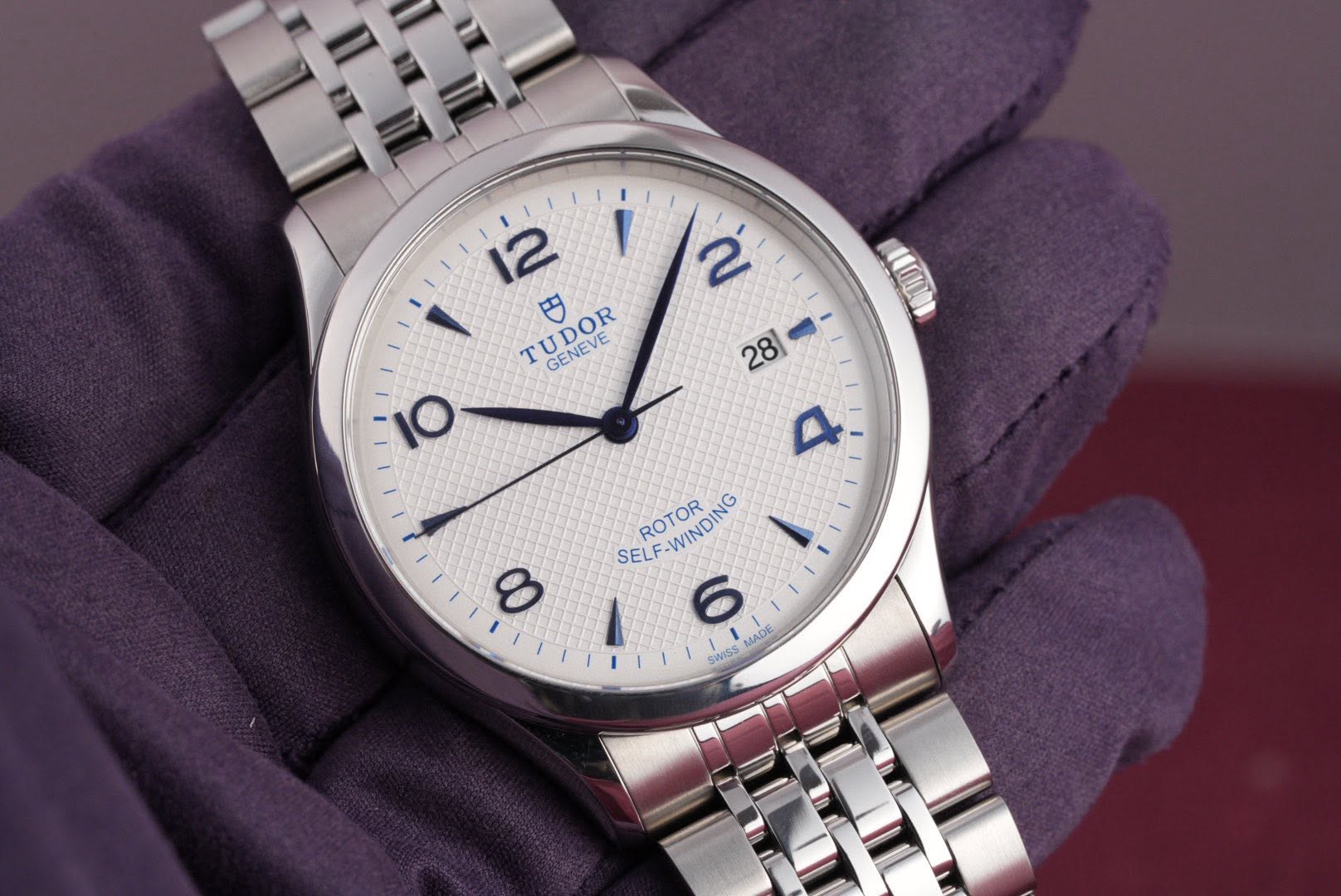 May be an image of wrist watch and text that says '1 ባ 12 T TUDOR GENEVE い載口い自 O 28 4 ROTOR SELF-WINDING -WINDING SELF 6 Swce Swpss MADE 0'