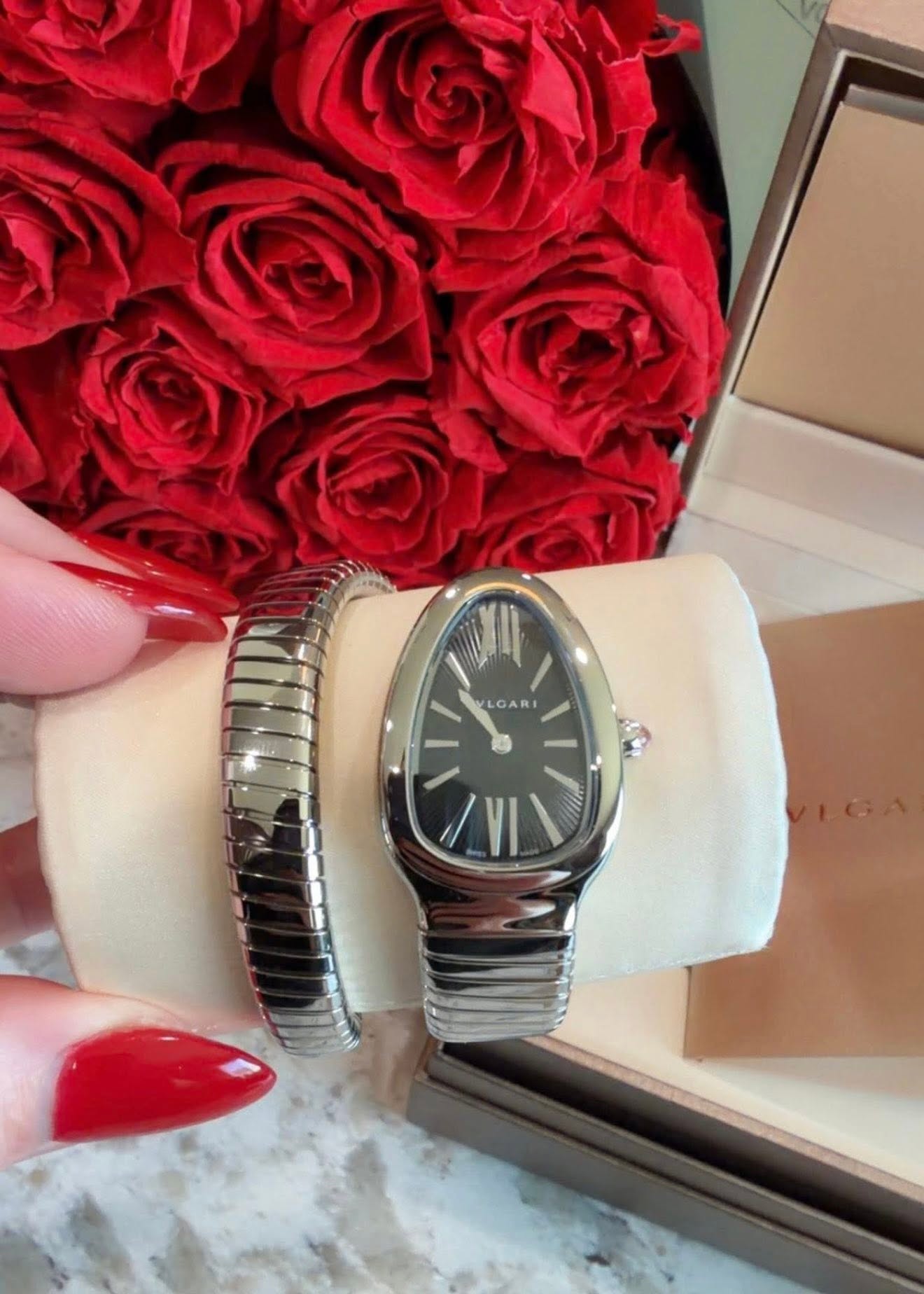 May be an image of wrist watch and text that says 'LGARI LC VI'