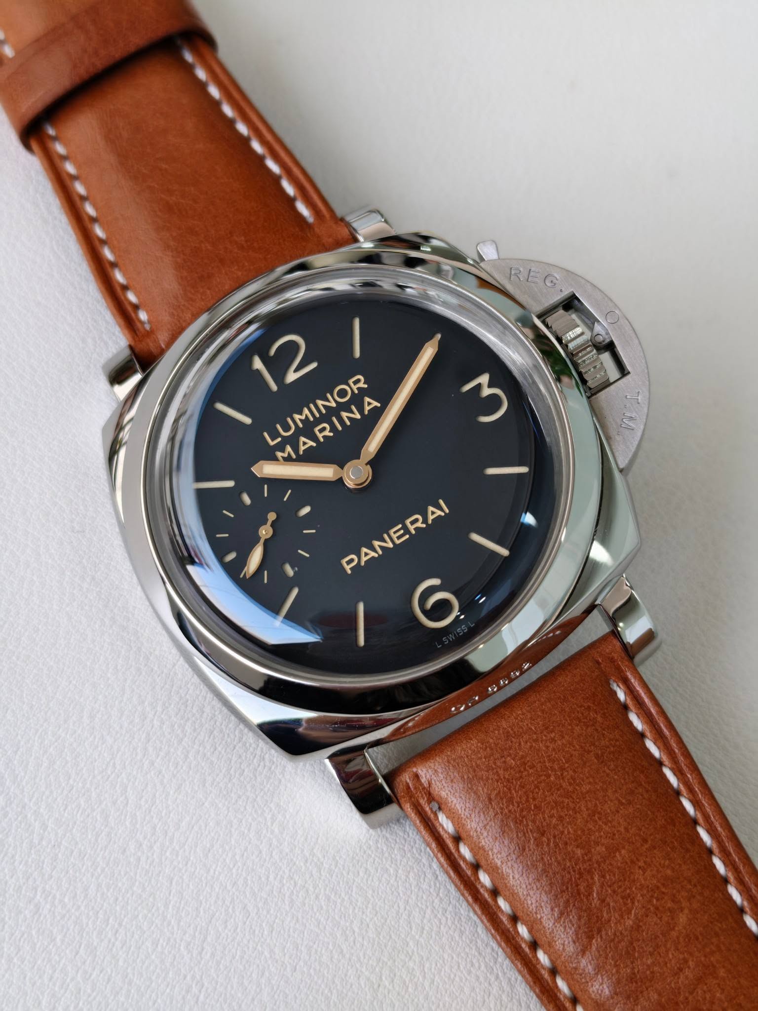 May be an image of wrist watch and text that says 'REG. G 1彩0 N oи 12 LOMINOR ARINA A س O PANERAI 6'