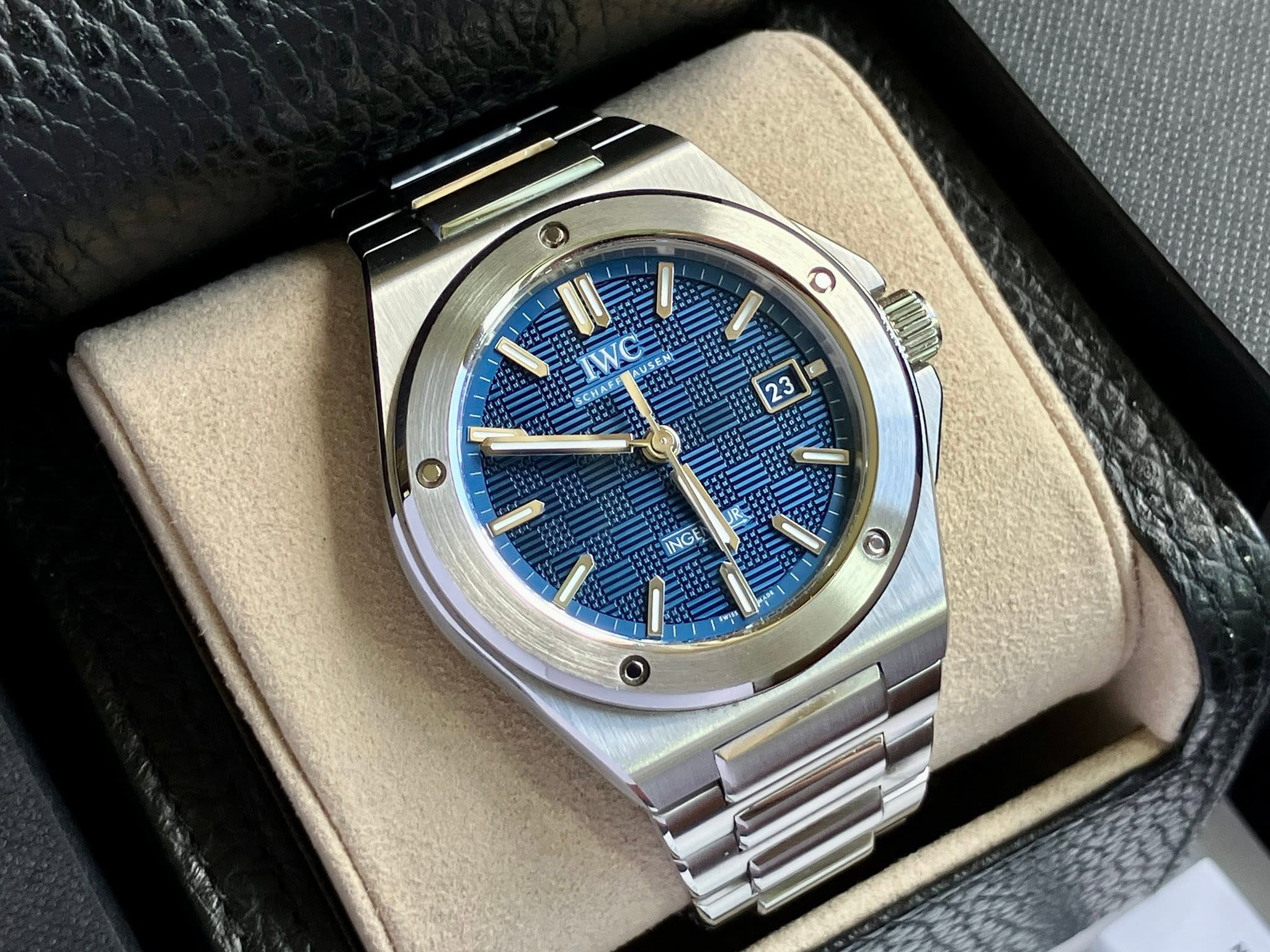 May be an image of wrist watch and text that says 'C O II IWe AUSEN SCHAEE 23 23 INGE C'