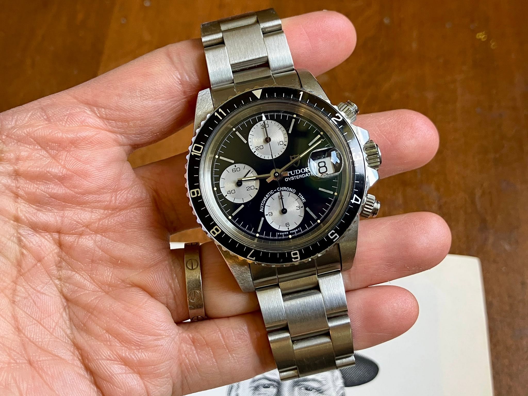 May be an image of wrist watch and text that says ' 2e ร่ง CUE Sa 20 FUDOR 8 NSTERDAT 0 40 CHRONO 9 10 D I 6 ហ 9'