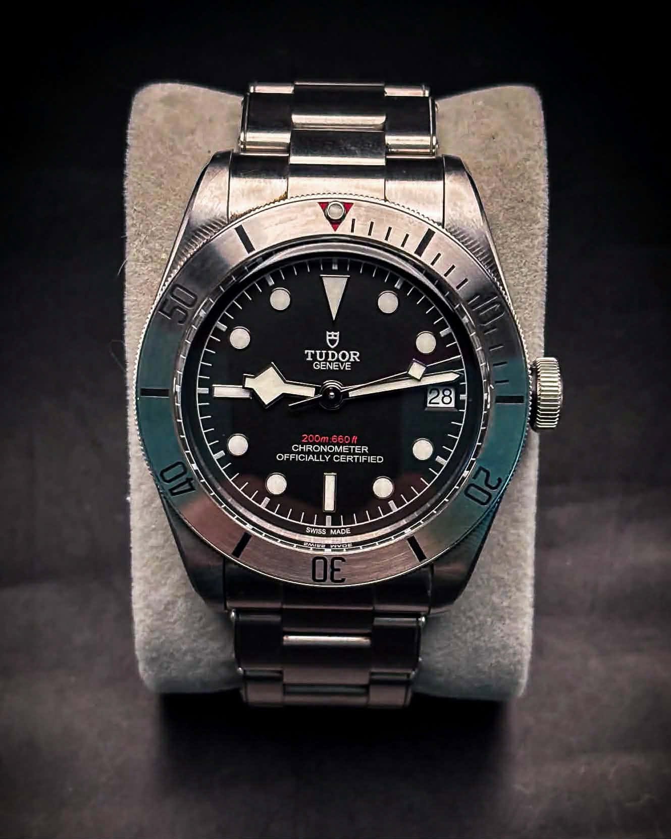 May be an image of wrist watch and text that says 'TUDOR GENEVE 28 CHRONOMETER OFFICIALLY CERTIFIED IED หา5ร MADE MN ADE O MADE AD'