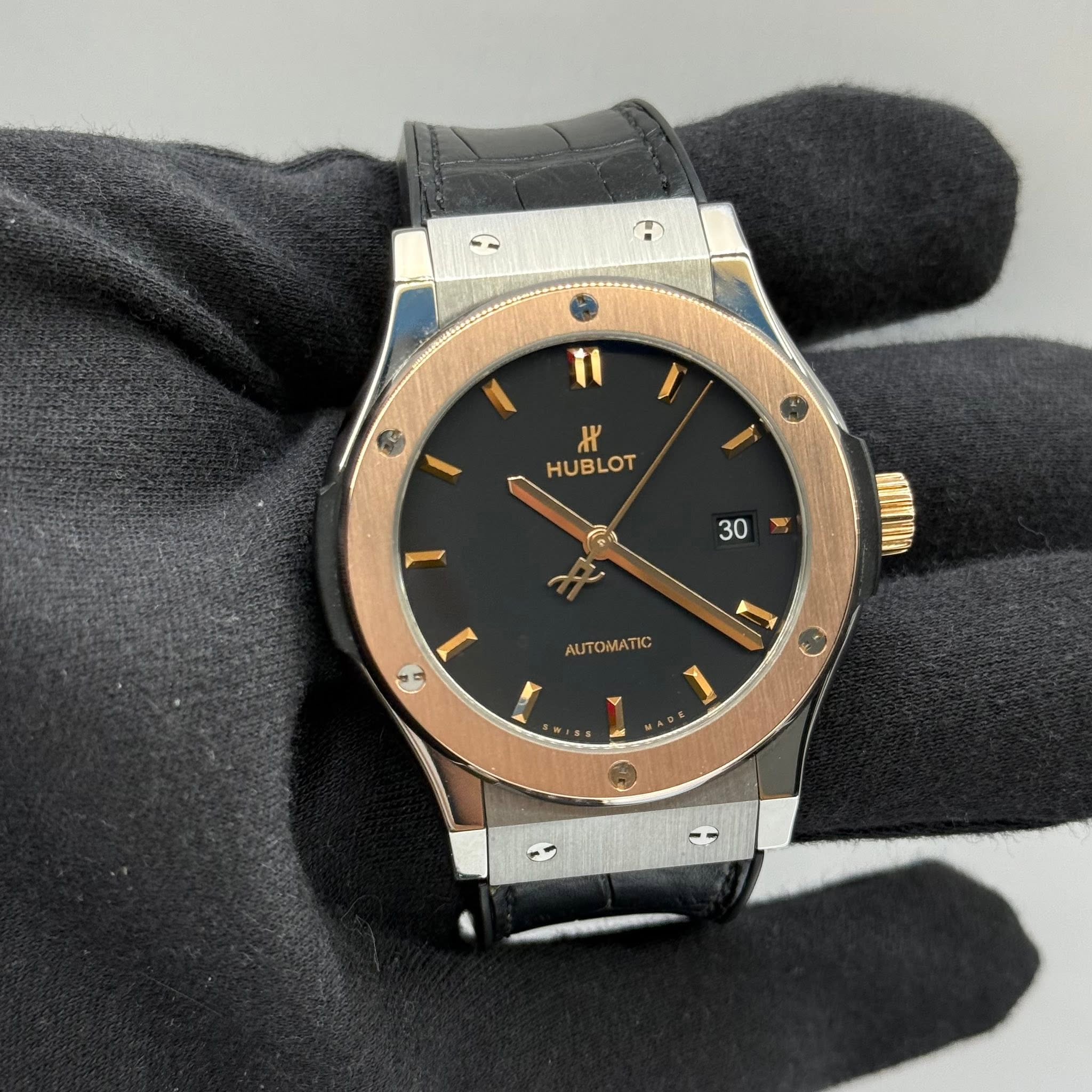 May be an image of wrist watch and text that says '11 H HUBLOT W ် 30 ون AUTOMATIC 1'