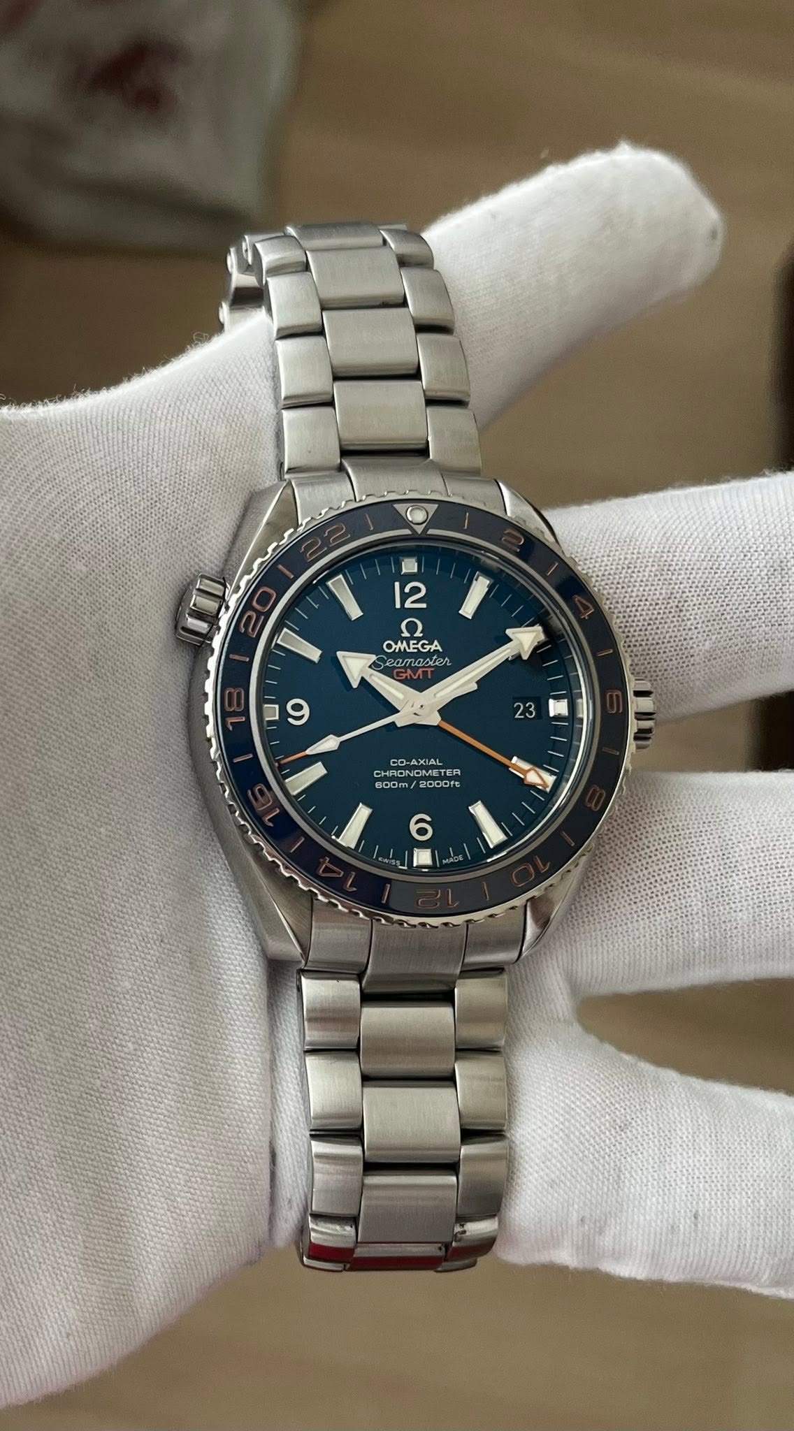May be an image of wrist watch and text that says '曲 12 I I OMEGA eam 0UTU 口 09 9 23 CHRON MRONOMETER 600 M A 6'