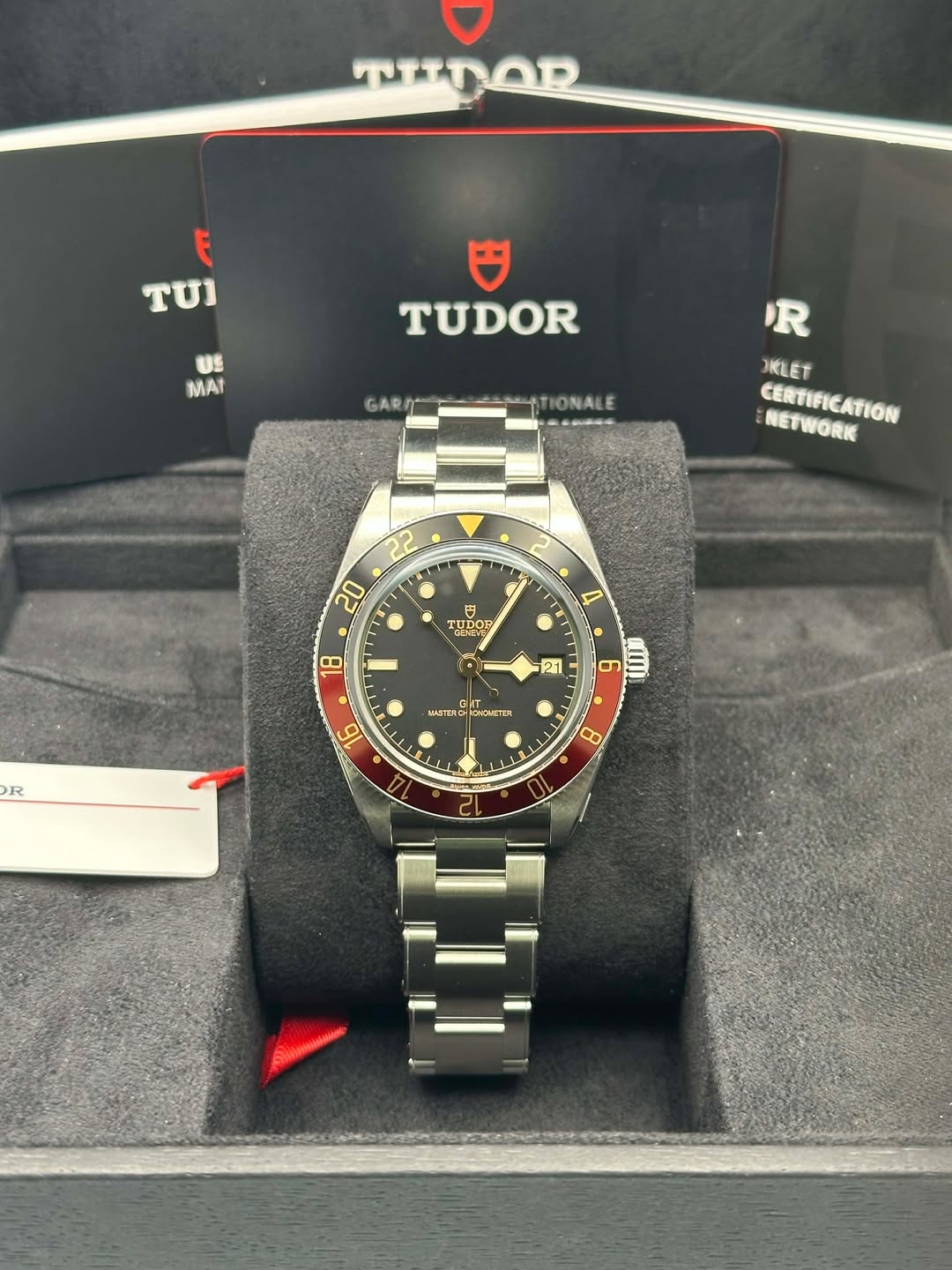 May be an image of wrist watch and text that says 'סמויויי E US MAT TUDOR GARA TIONALE R KLET CERTIFICATION NETWORK 22 20 2 TUDO TUDOE A 8 12 R L IIII MA3TEKC te DNOMSTER l0…