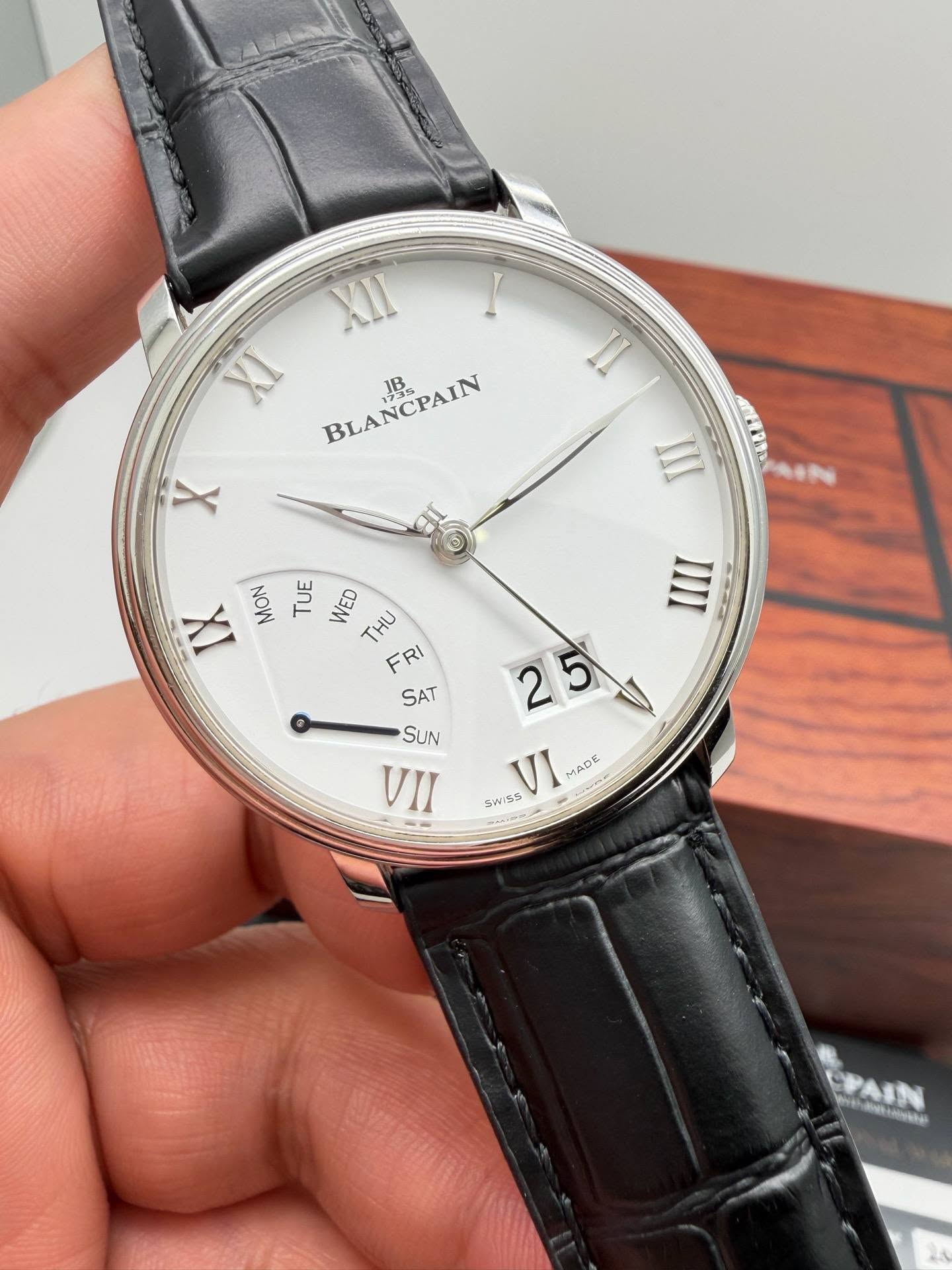 May be an image of wrist watch and text that says 'XII BLANCPAIN BLANCPAIN JB X 設用。 IX MON TUE WED THU FRI RI SAT SUN I 25 2 5 د MADE ADE ل SWISS VI CPAIN eN MeHp'
