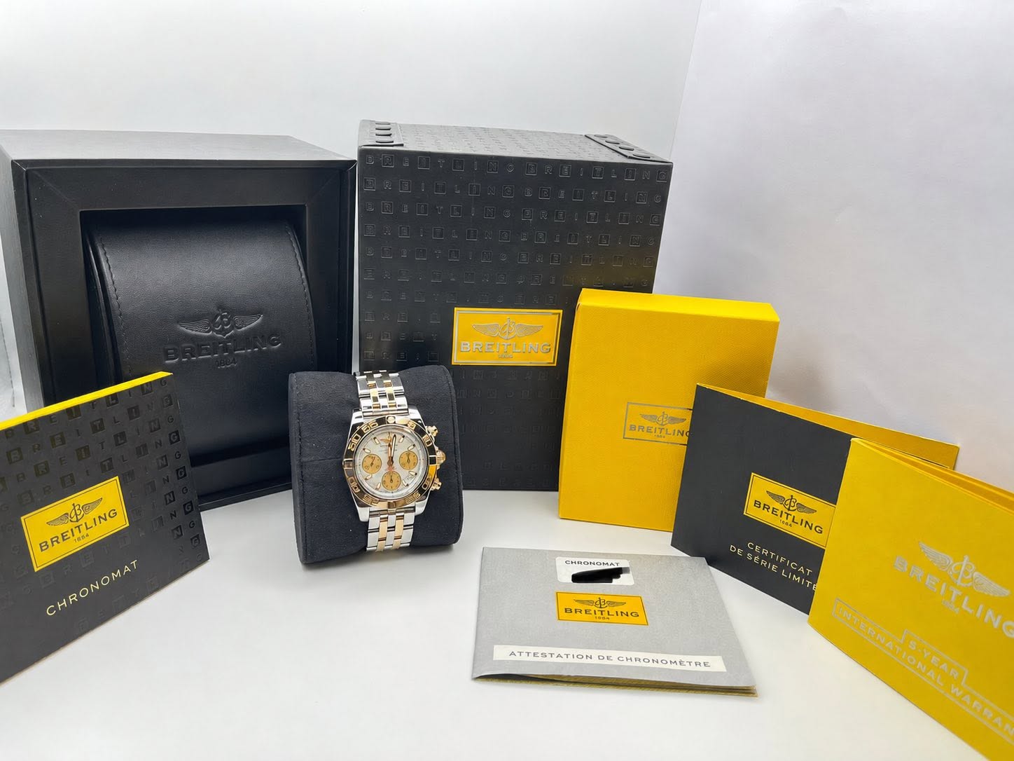 May be an image of wrist watch and text that says 'ada ORE BREITLING BRE BREITLING BREITLING BREITLING A CHRONOMAT CHRONONAT CHRONOMA HOHO BRE md REITLING ESERIELIMIT CERTIFIO…