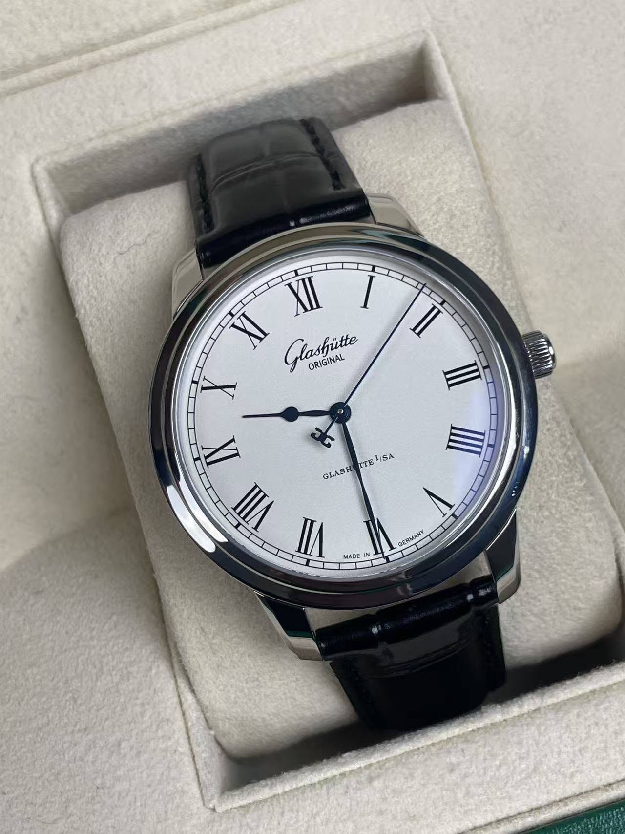 May be an image of wrist watch and text that says 'XII I XI Glasfitte ORIGINAL II X ॥ III I TTE ISA GLASH IX VIII II MAD MADE BENMANY'
