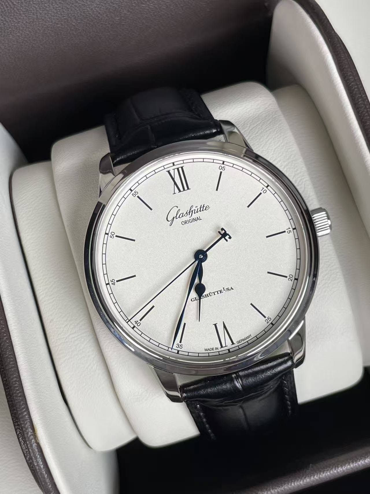 May be an image of wrist watch and text that says '1 05 55 I Glashütte ORIGINAL XII 10 50 ហ 15 C 45 20 GL SRUTTR/SA 40 25 35 MADEN MAGEN I. GERMANY'