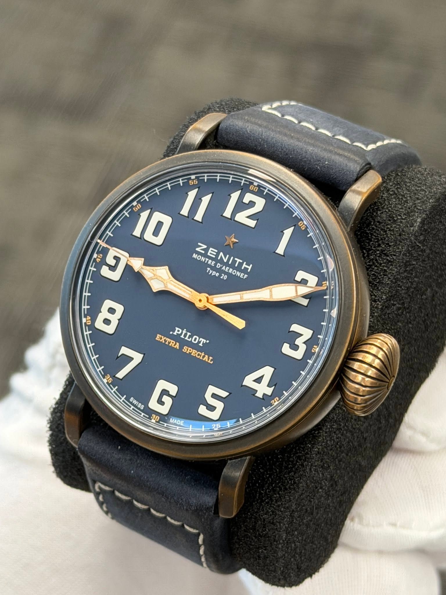 May be an image of wrist watch and text that says '11 12 00+ 千干午 5ย ៗ MONTREDAERONE MONTRE ZENITH 1 06 Type AERONEF 20 ๙ง お 8 SPECTAL ى 36_ 7 EXTRA PİLOT" SWISS G 30 MADE ហ や z0…
