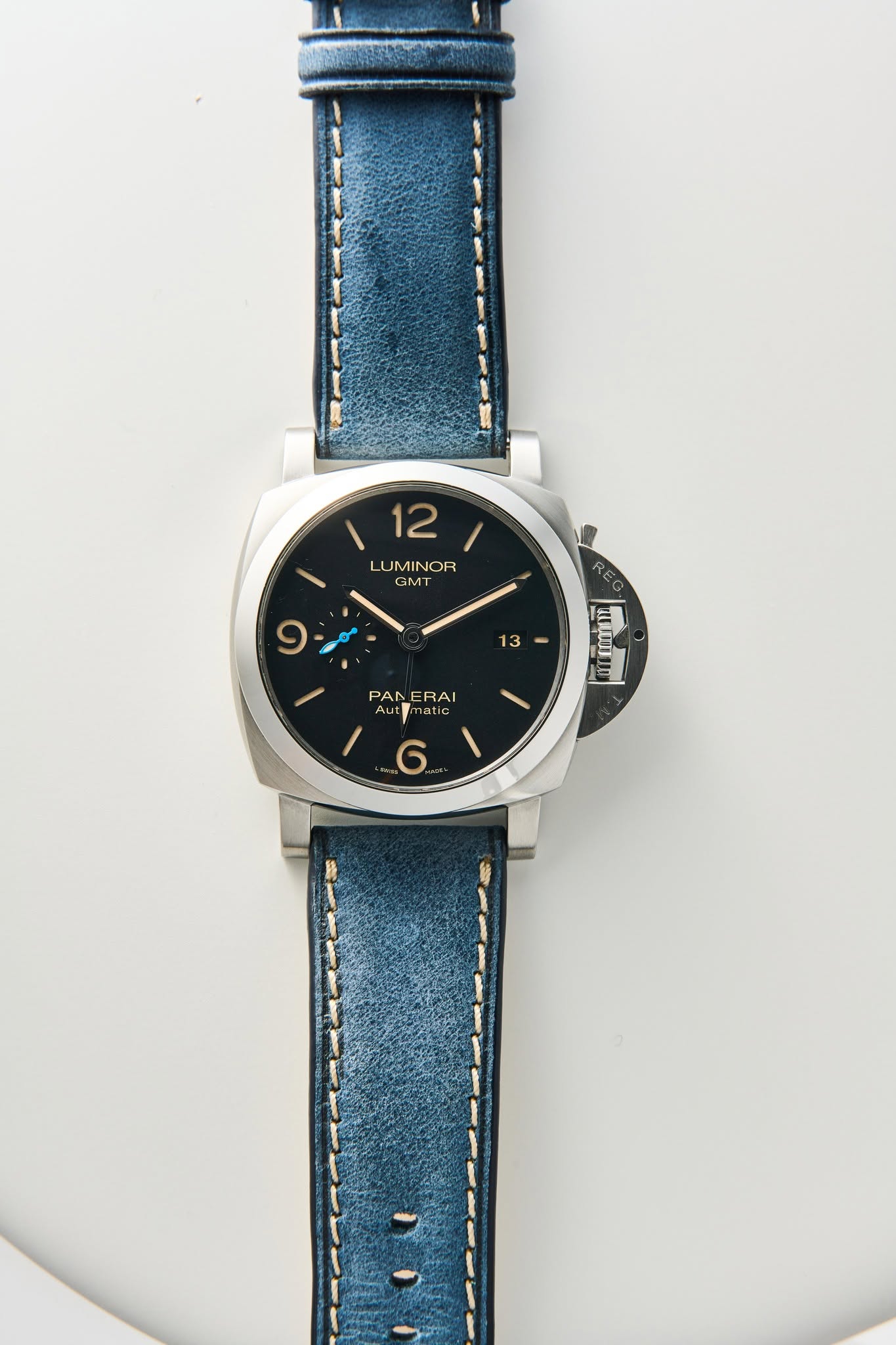 May be an image of wrist watch, leather and text that says '12 LUMINOR GMT เ o و 13 PAA PANERAI ERAI Aut natic 6 10ุ000'