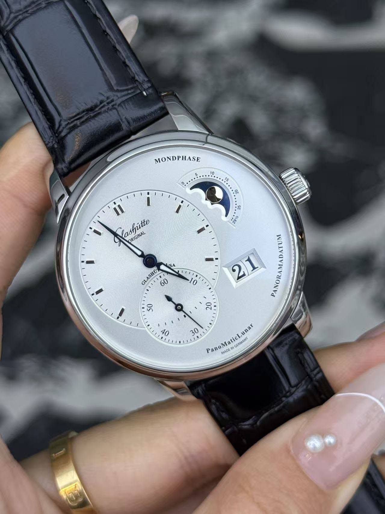 May be an image of wrist watch and text that says 'MONDPHASE I ..5.... II " lashutte ORIGINAL ORIGINAL 25 2912 GLASBGT 60 ባባያ 0 SA SA 50 21 PANORA PANORAMADATUM 40 20 O…