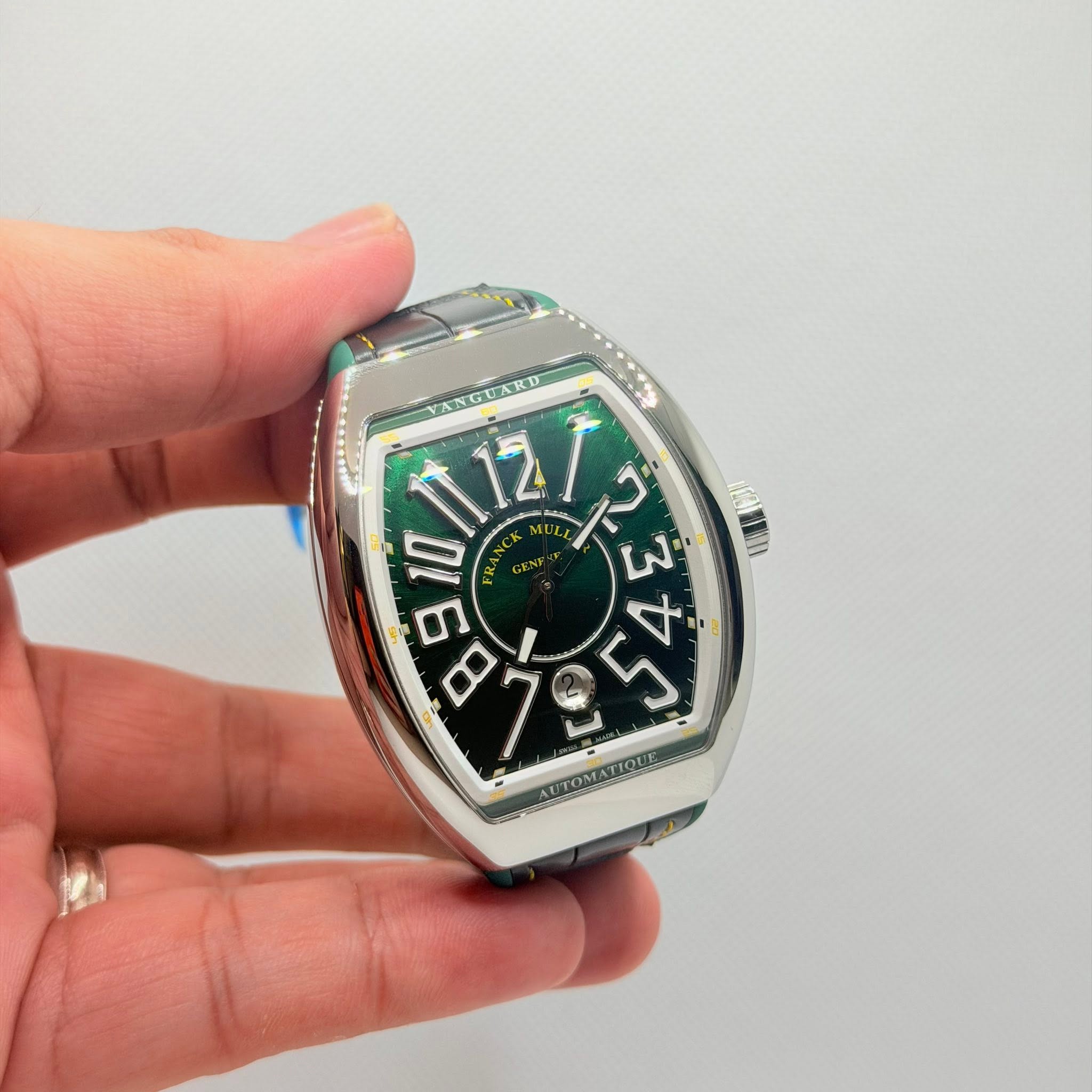 May be an image of digital watch and text that says 'VANGUARD 10 ULL 112/ ウ 9 8 7854 AUTOMATIOUE'