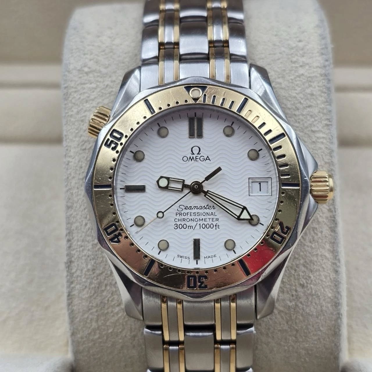 May be an image of wrist watch and text that says '50 OMEGA T Seamaster PROFE CHPO CHRO CHRONOMETER PROFE PROFESSIONA! 300m/1 300 300m/1000f 1000ft S 讀 5พ18 MADE'