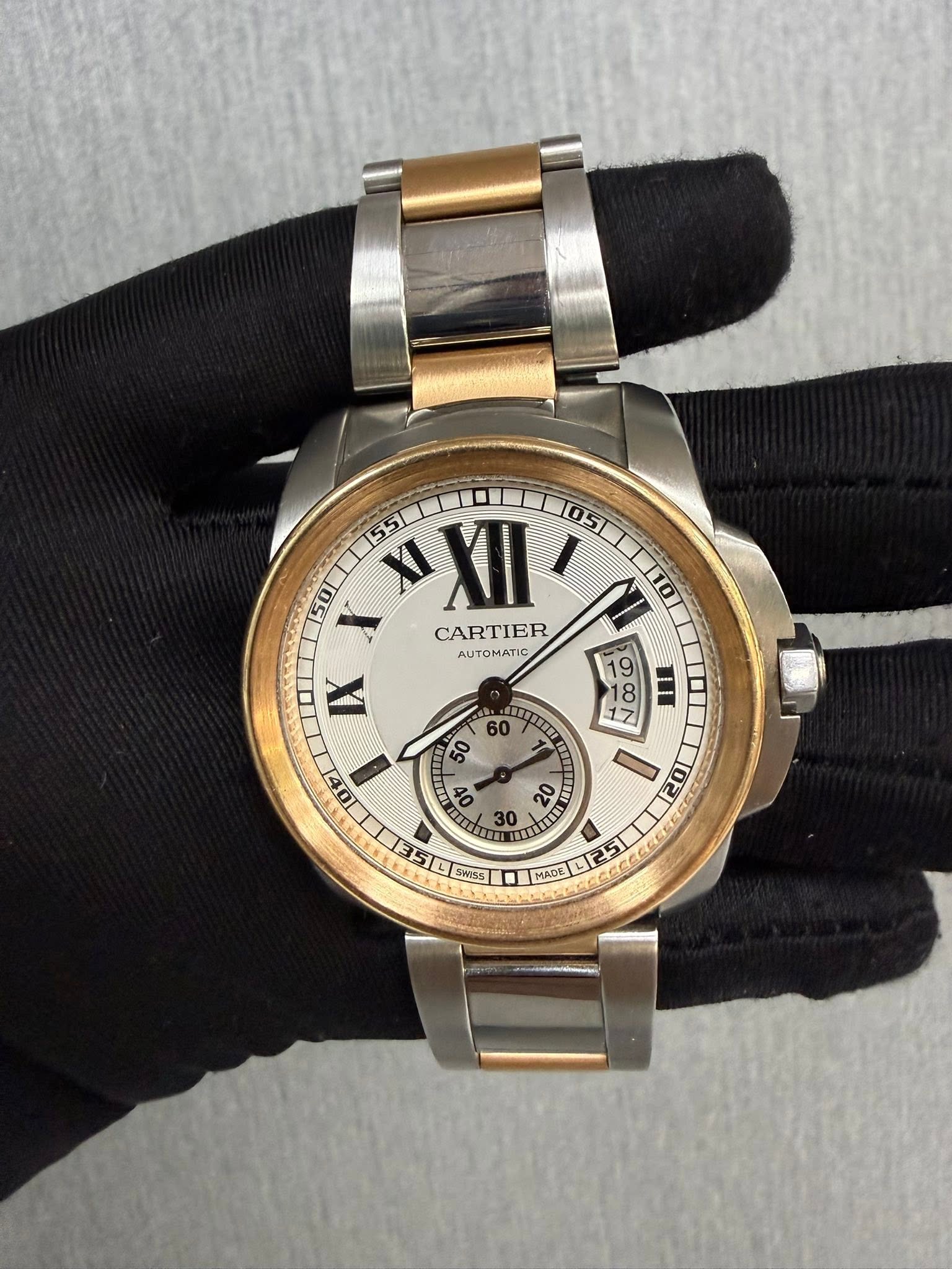 May be an image of wrist watch and text that says '55 1 XII 05 50 X CARTIER AUTOMATIC IX 19 18 I 17 I 60 50 40 ロセ 20 0> 1 30 E O 35L SWISS SINTO MAAE'