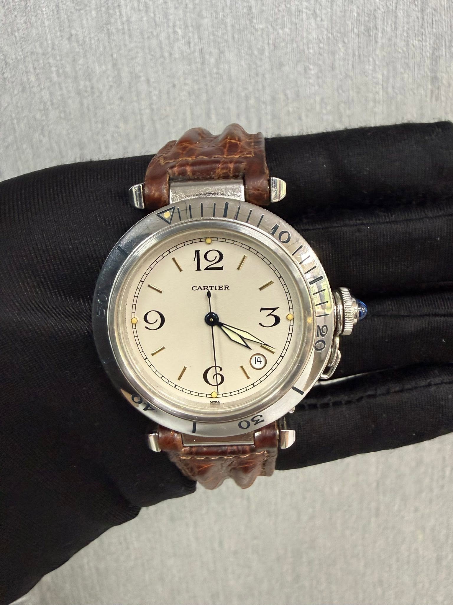 May be an image of wrist watch and text that says 'CARTIER ١ 12 I 11 I / و 3 2 14 / G 00 O 4'