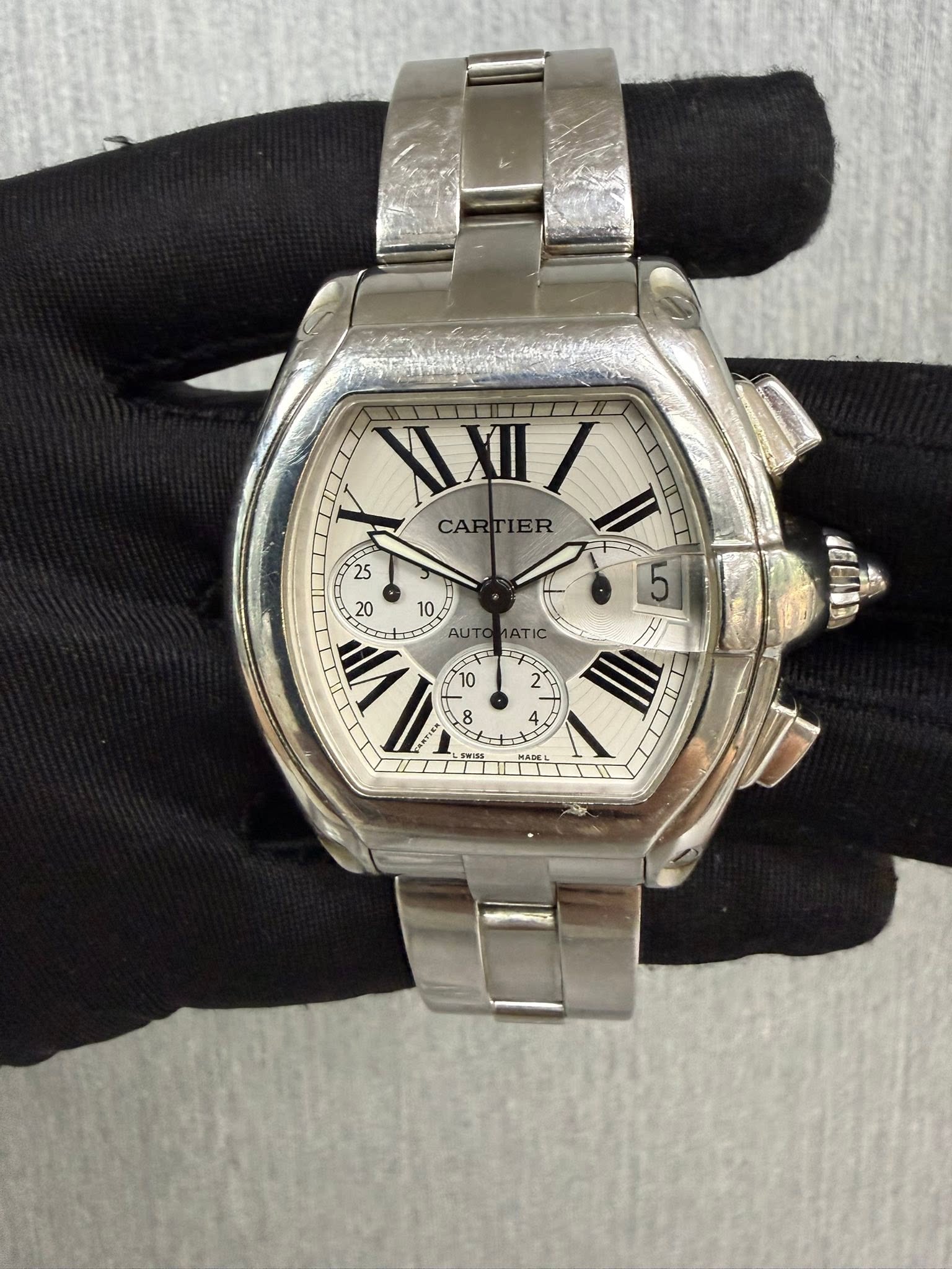 May be an image of wrist watch and text that says 'VIXII/ CAF CARTIER 25 20 10 VI AUT AU 10 5 ATIC b wss H MAB ADE'