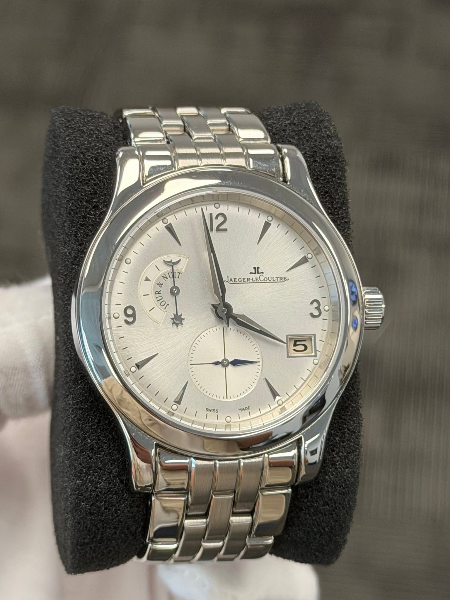May be an image of wrist watch and text that says '0 O 12 O o O ٦ل JAEOER AEOERLECOULTRE COULTRE לסחע တ 9 3 5 O O C SWISs 5 1o MADE'